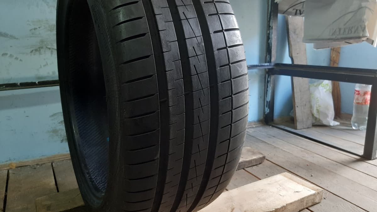 Вживані шини з Європи Vredestein Ultrac Vokzi 275/40 R 20
