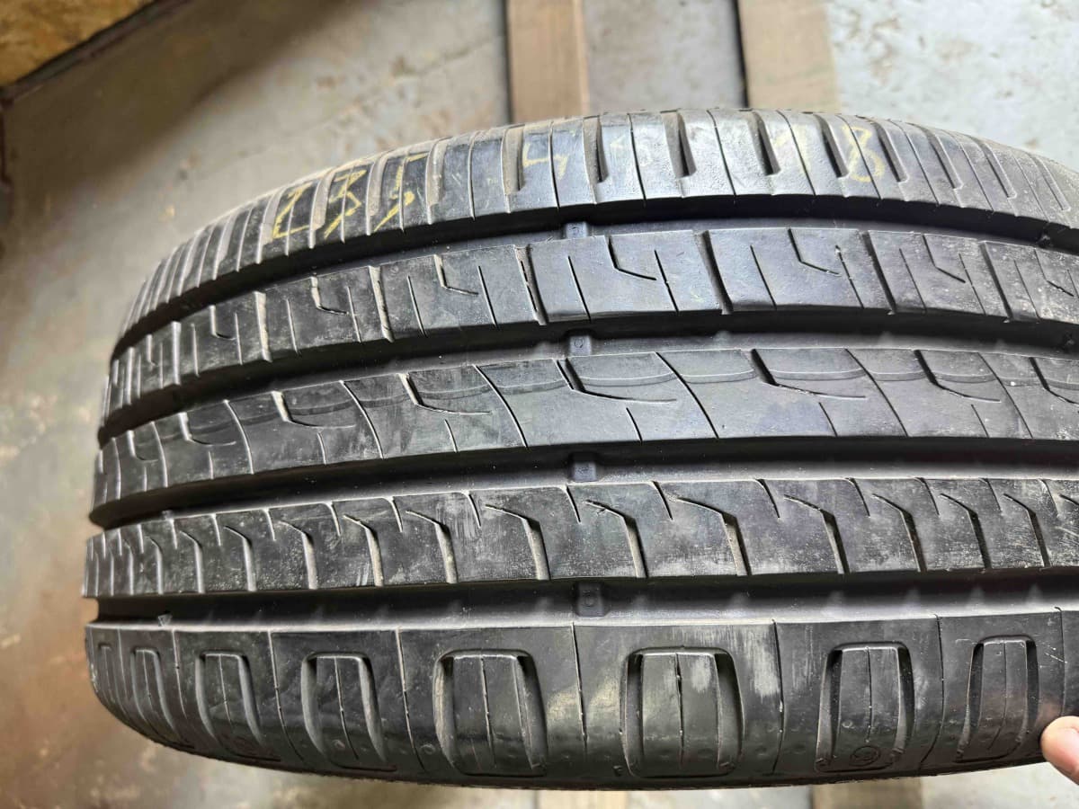 Вживані шини з Європи Barum Bravuris 3.   235/45 R 18