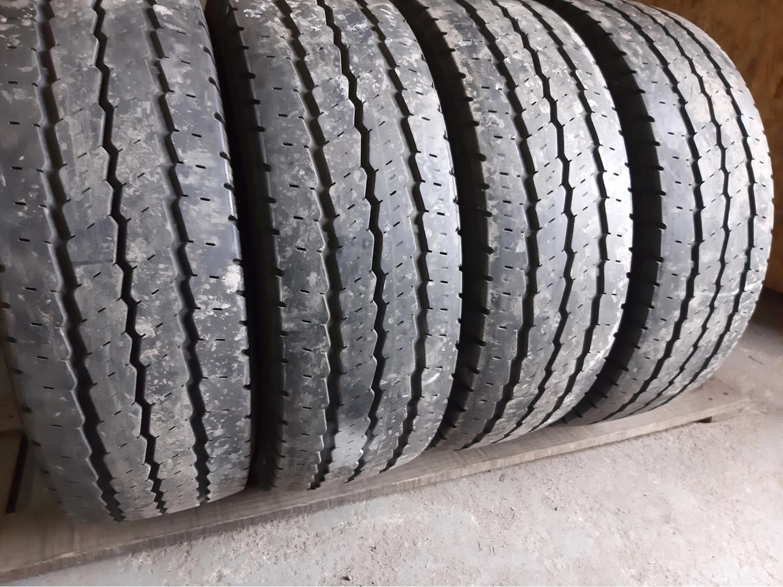 Вживані шини з Європи Continental VancoCamper    . 215/70 R 15C