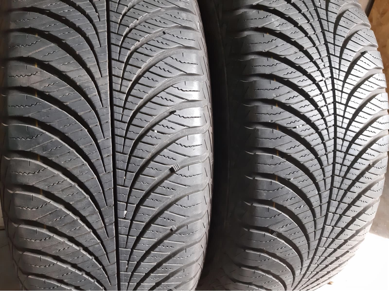 Вживані шини з Європи GoodYear Vector 4 Seasons Gen 2 235/65 R 17