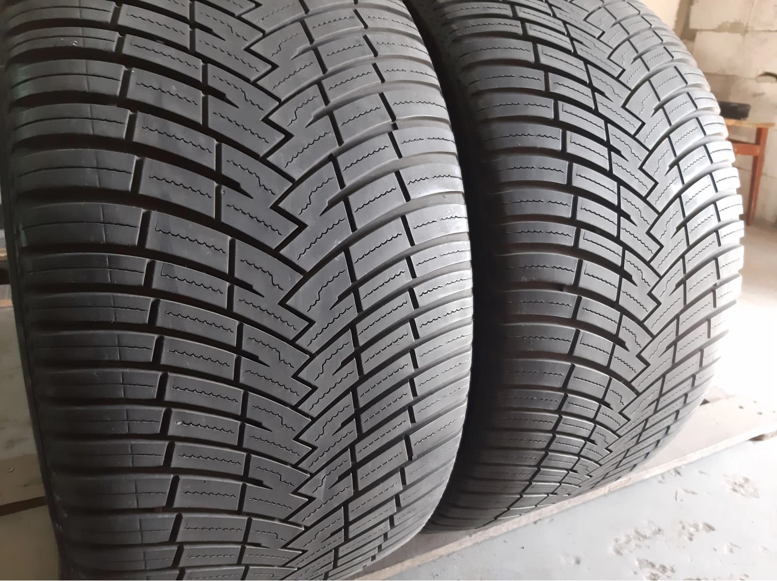 Вживані шини з Європи Pirelli All Seasons SF2 Scorpion 315/35 R 20