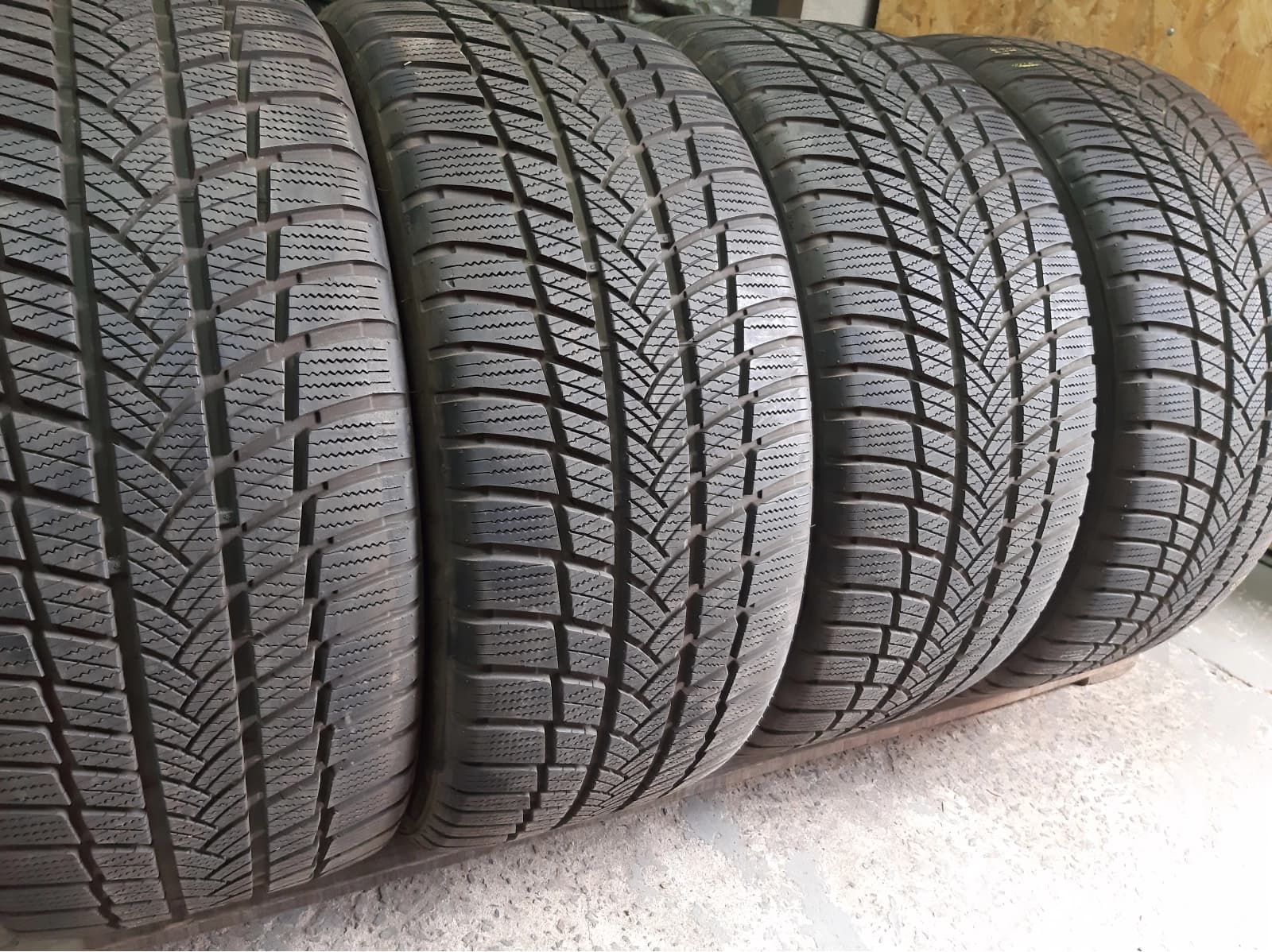 Вживані шини з Європи Bridgestone Blizzak LM-001     255/40 R 20