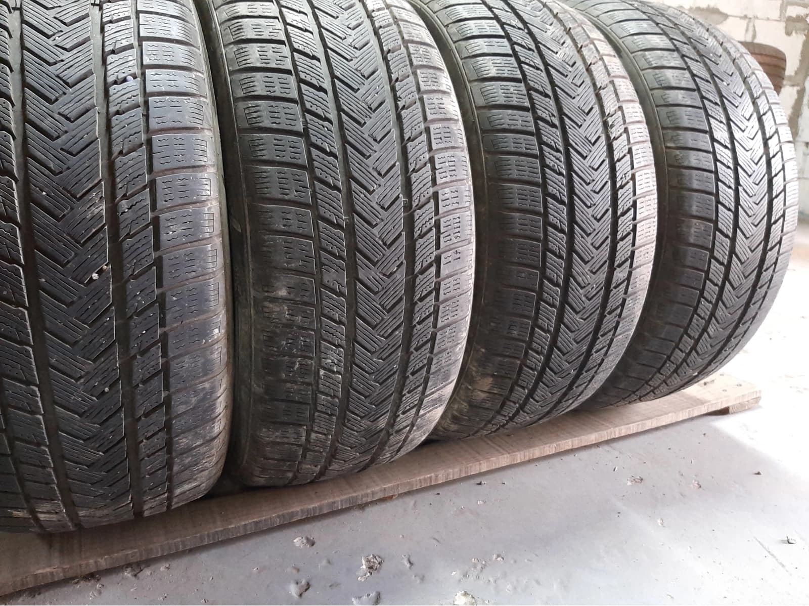Вживані шини з Європи Gripmax SureGripPro Winter 235/50 R 17