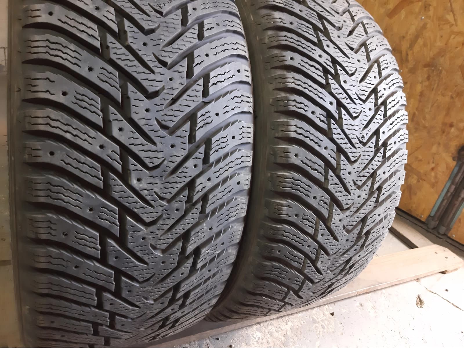Вживані шини з Європи Nokian Hakkapeliitta 8 255/35 R 20