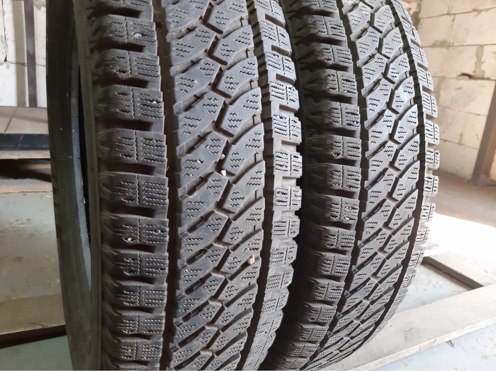 Вживані шини з Європи Bridgestone Blizzak W810       185/75 R 16C