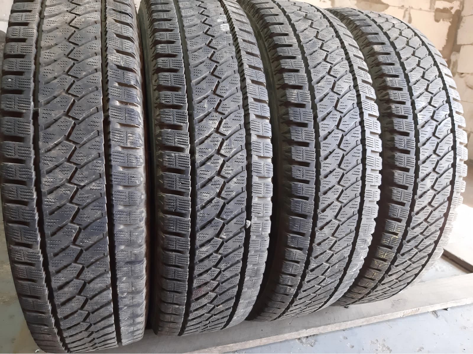 Вживані шини з Європи Bridgestone Blizzak- W810       185/75 R 16C