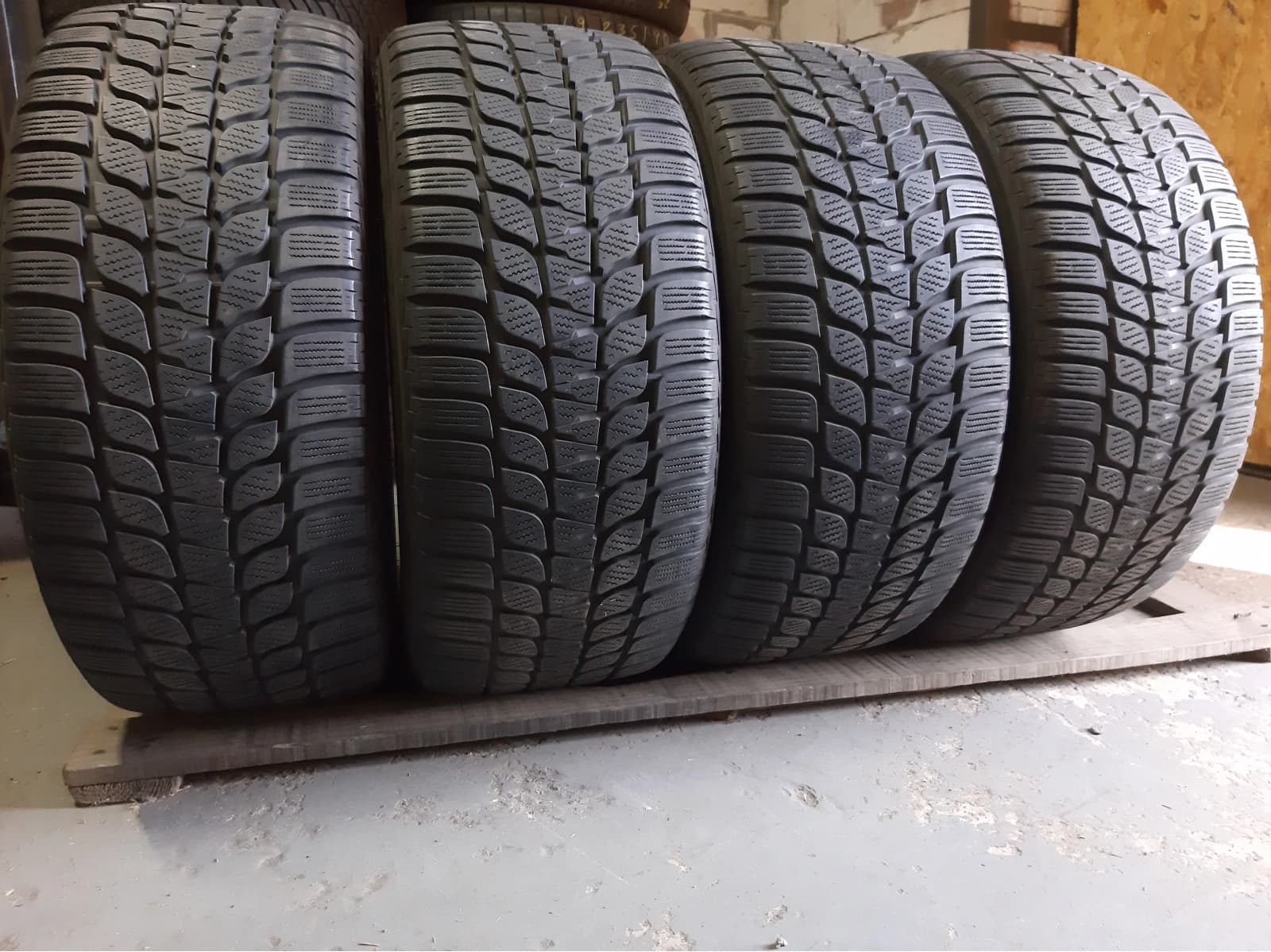 Вживані шини з Європи Bridgestone Blizzak LM 25V     . 245/45 R 17