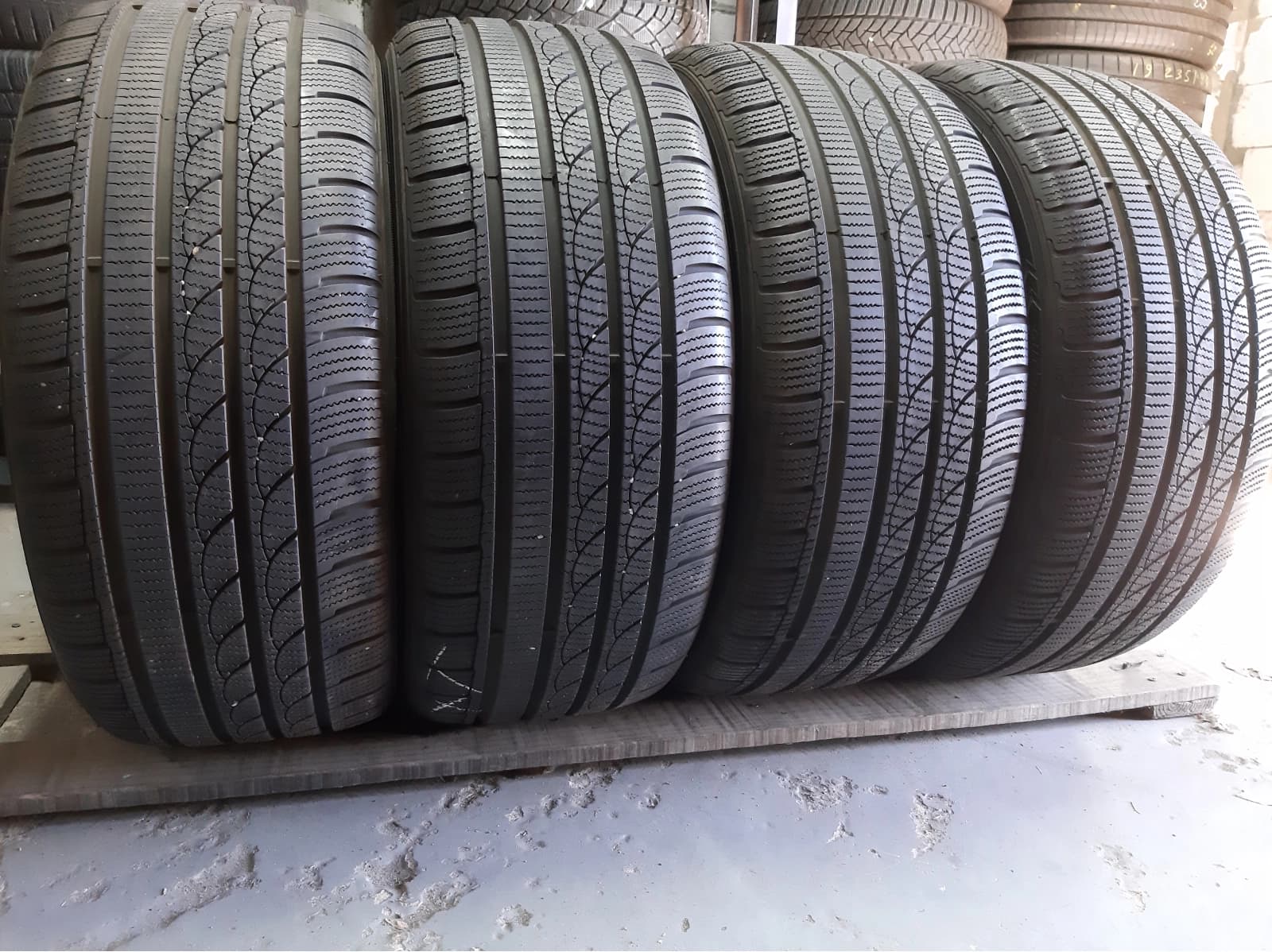 Вживані шини з Європи Tracmax Ice-Plus S 210 235/45 R 17