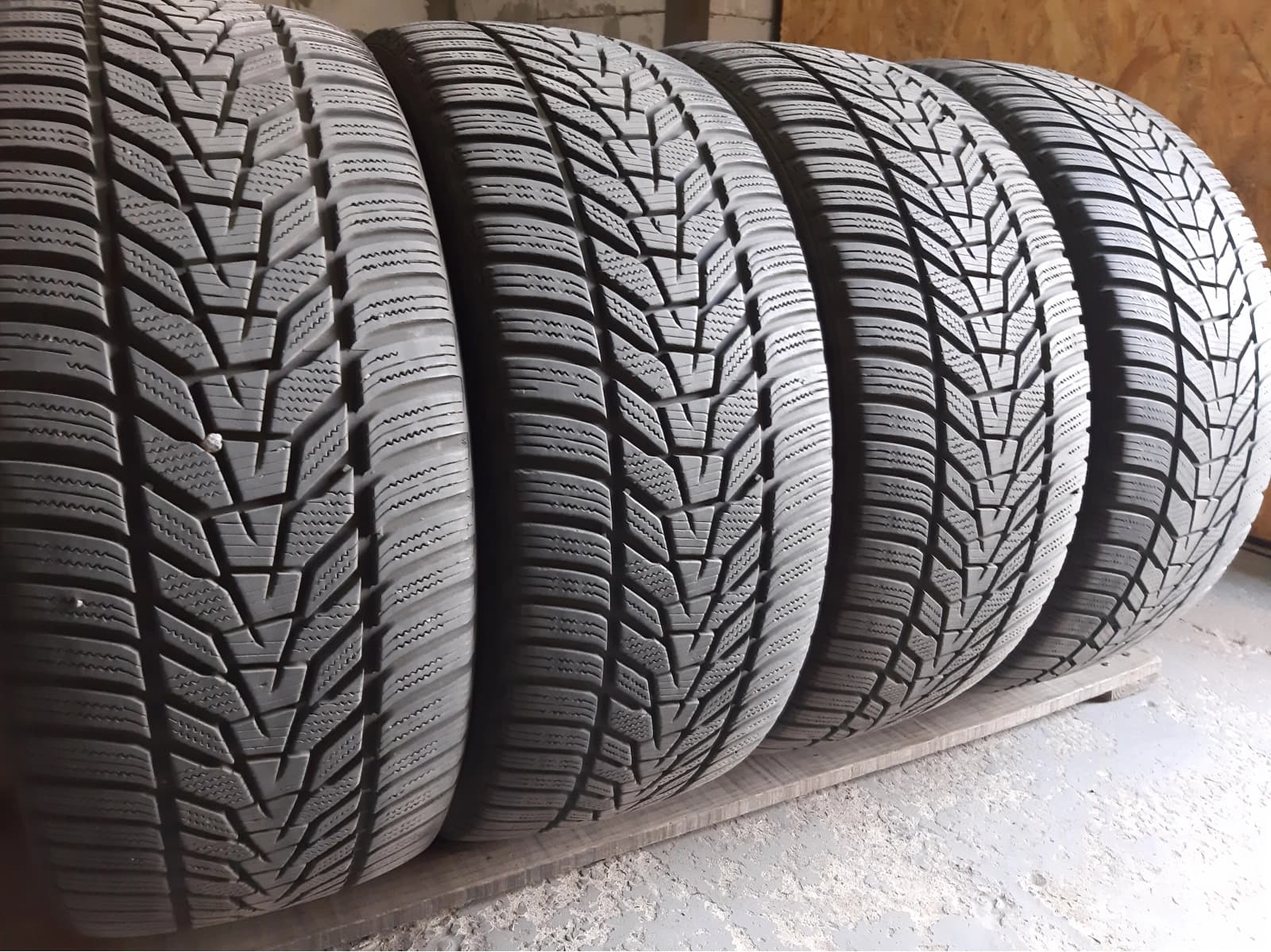 Придбати вживані шини Hankook Winter I cept evo 3 245/45 R 18 Вживані шини з Європи Hankook Winter I cept evo 3 245/45 R 18
