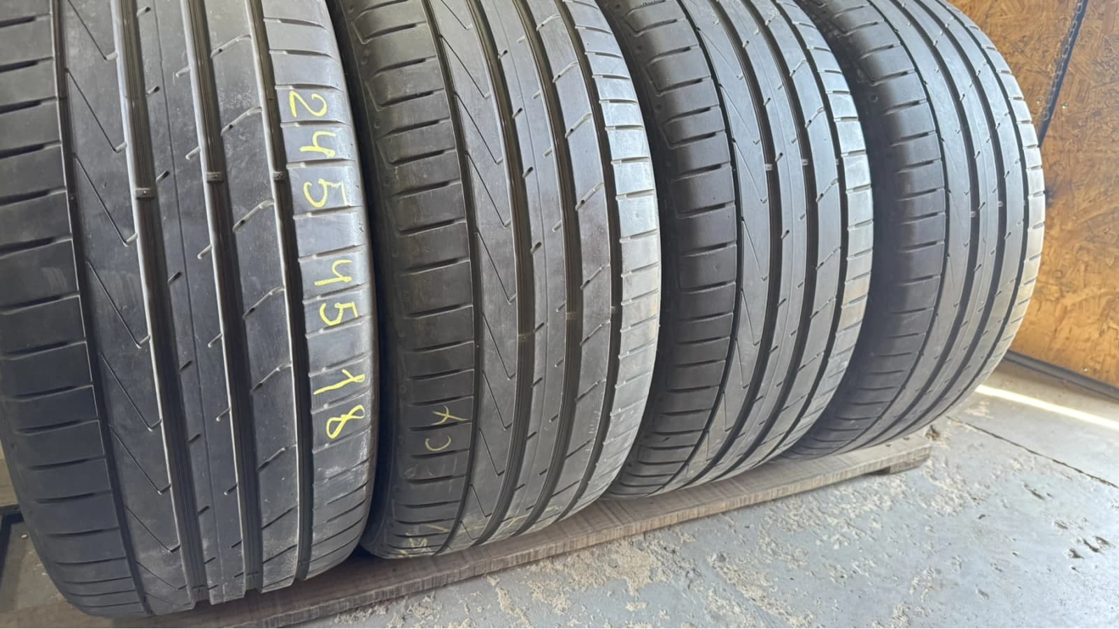 Придбати вживані шини Hankook Ventus S1 EVO 2 245/45 R 18 Вживані шини з Європи Hankook Ventus S1 EVO 2 245/45 R 18