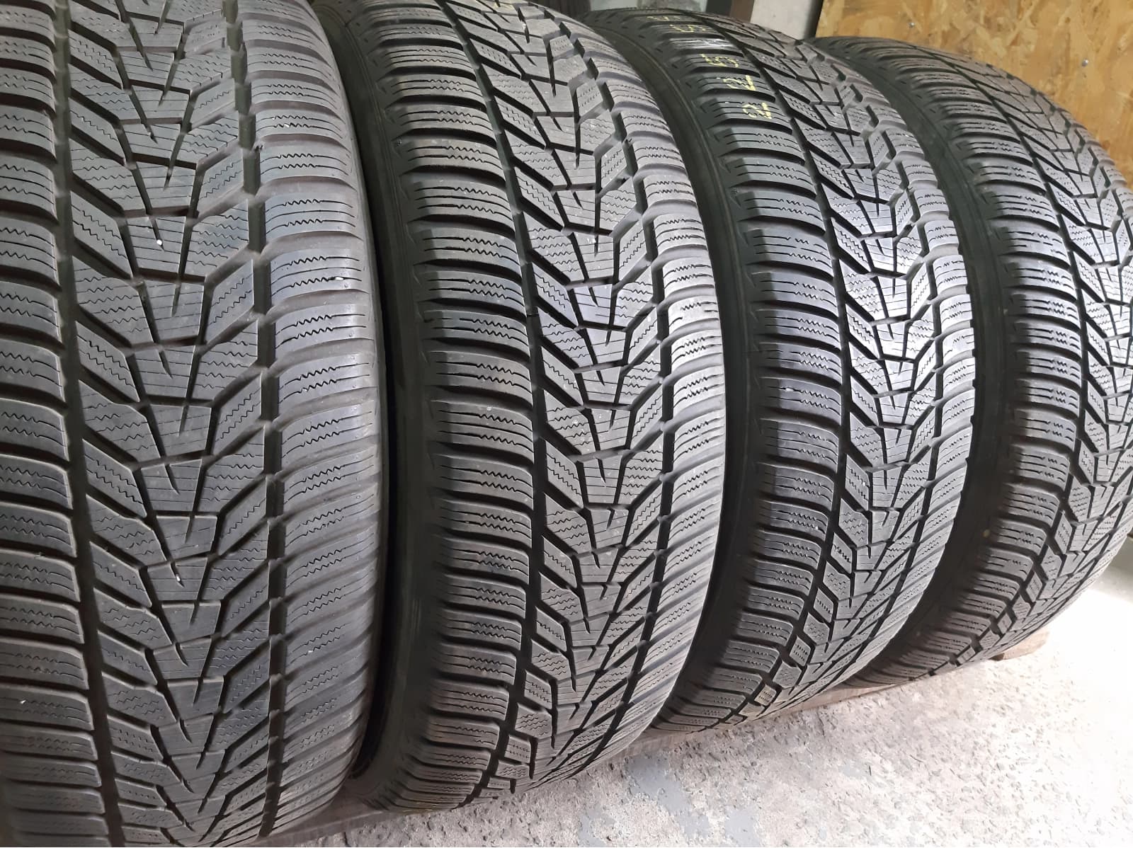 Придбати вживані шини Hankook Winter I Cept Evo 3X . 225/55 R 19 Вживані шини з Європи Hankook Winter I Cept Evo 3X . 225/55 R 19