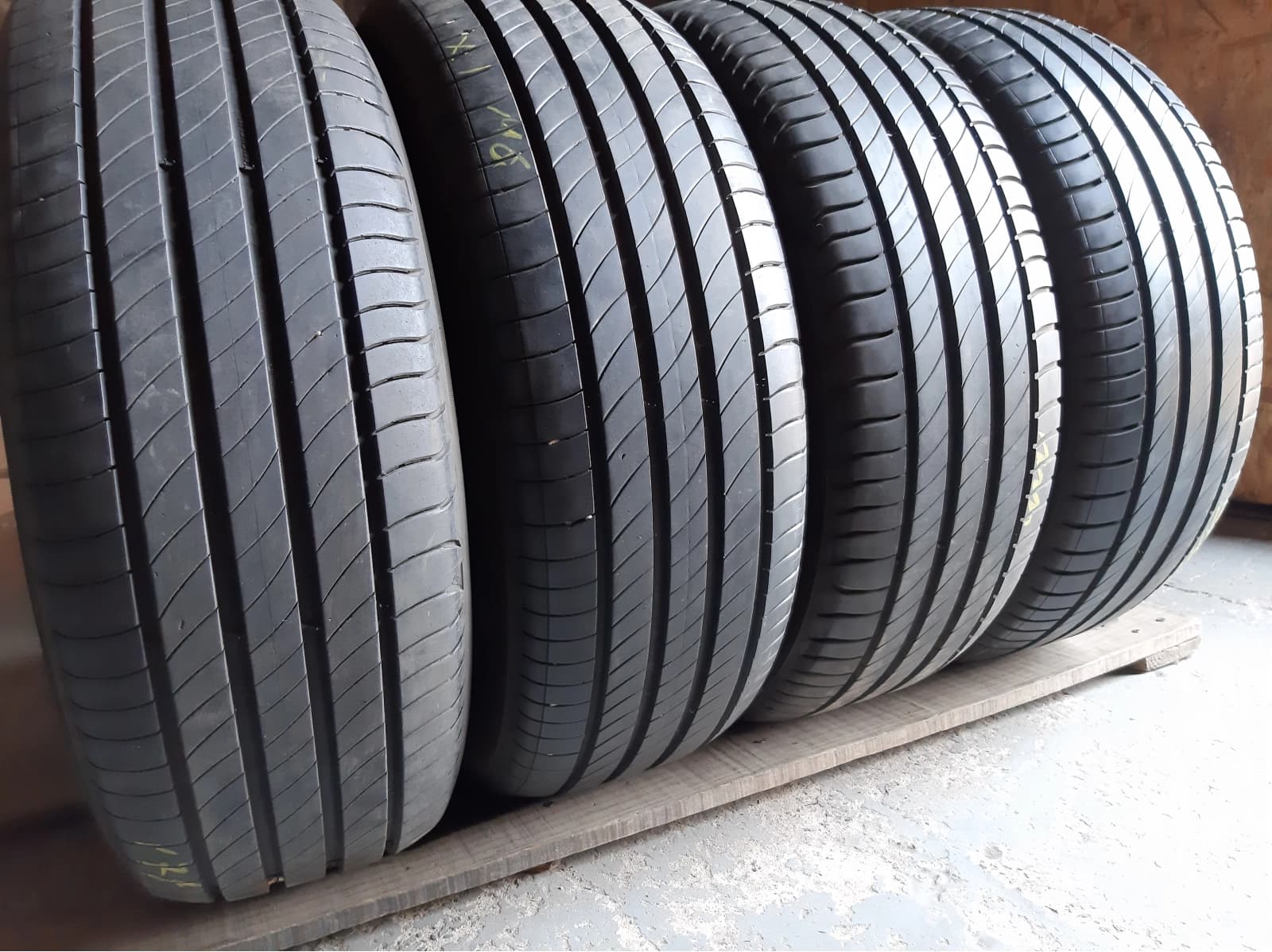 Придбати вживані шини Michelin Primacy 4 . 215/60 R 16 Вживані шини з Європи Michelin Primacy 4 . 215/60 R 16