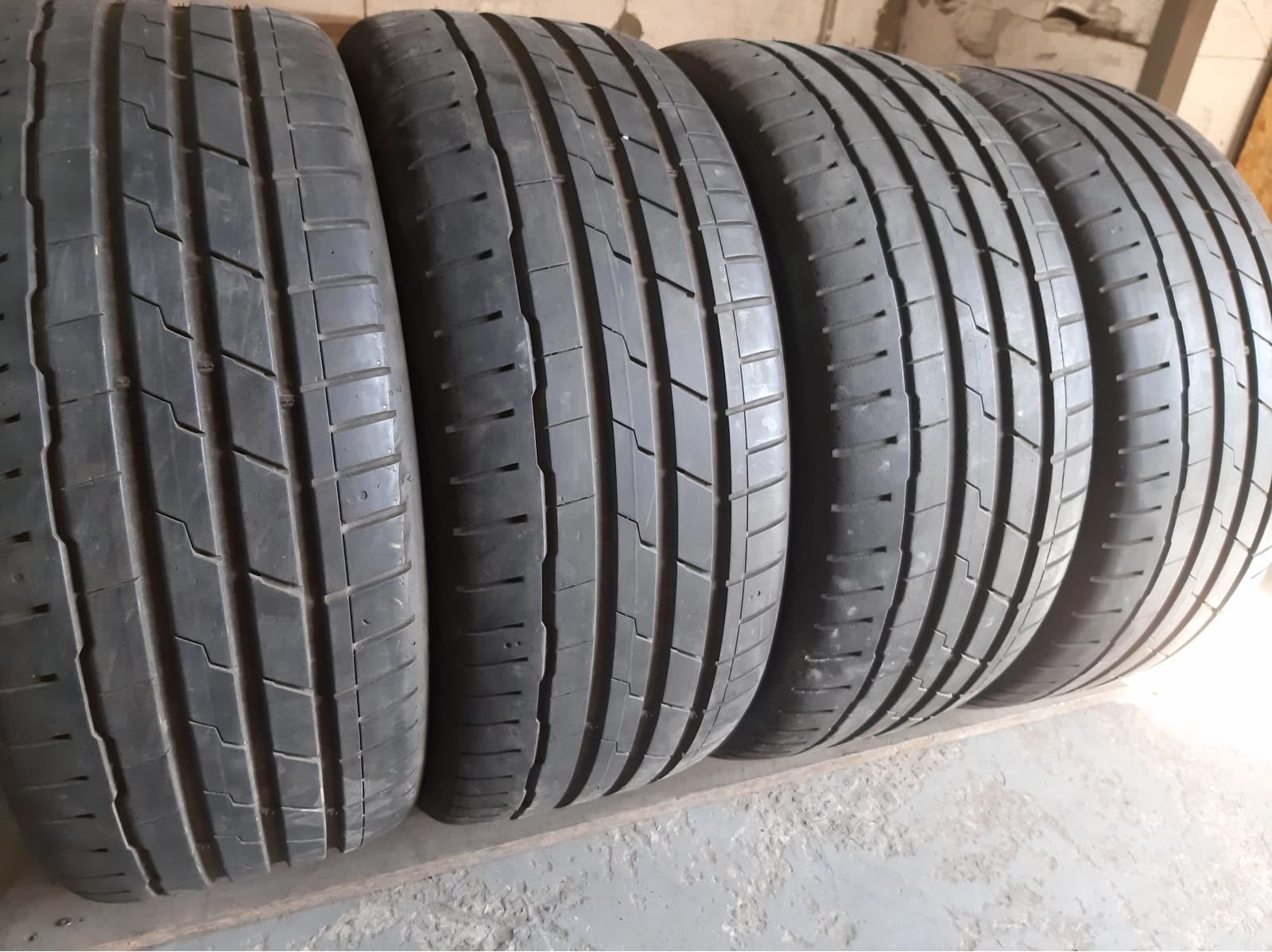 Придбати вживані шини Hankook Ventus S1 Evo 3 . 235/40 R 19 Вживані шини з Європи Hankook Ventus S1 Evo 3 . 235/40 R 19