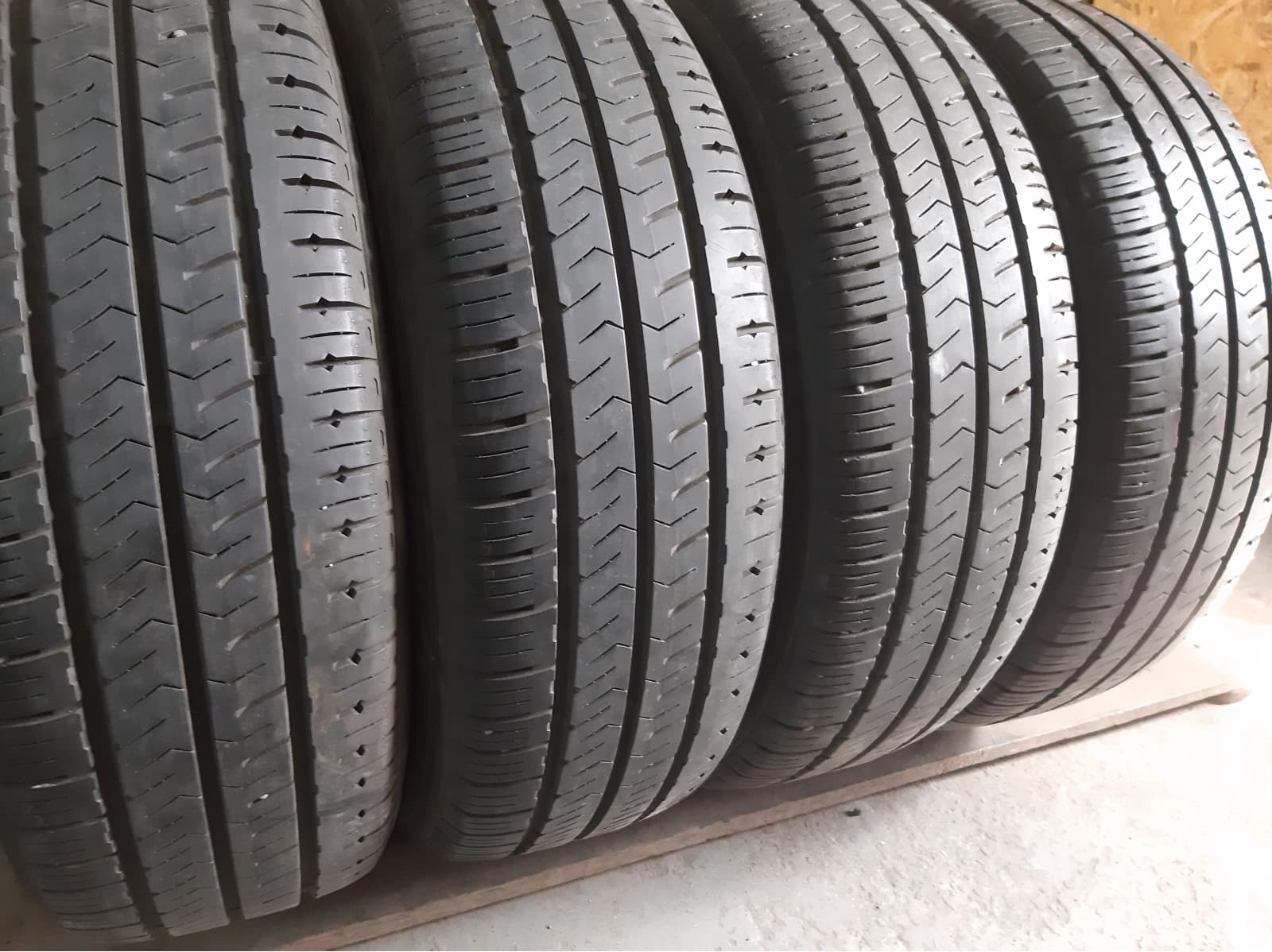 Придбати вживані шини Hankook Radial RA 28 E 205/65 R 16C Вживані шини з Європи Hankook Radial RA 28 E 205/65 R 16C