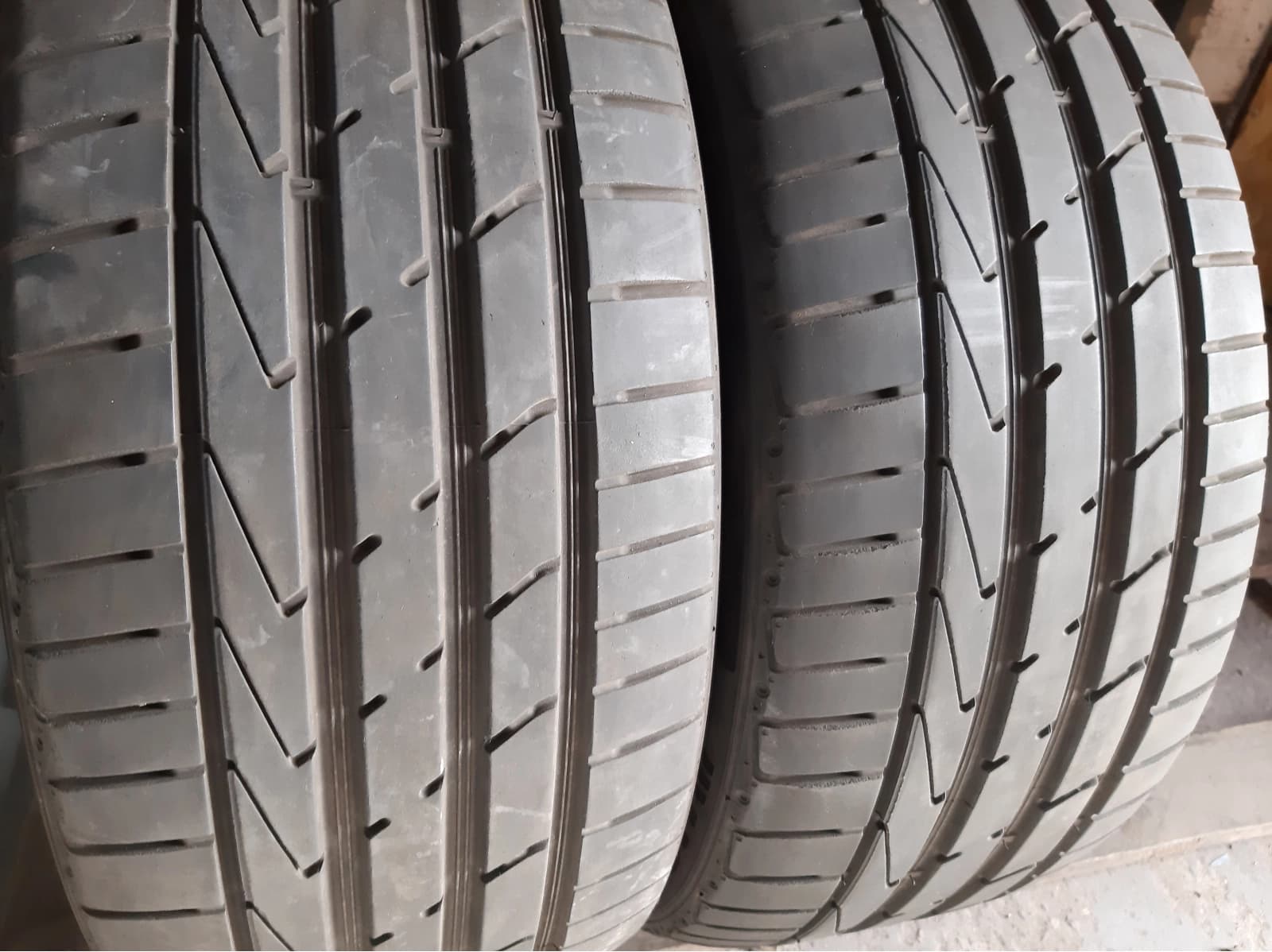 Придбати вживані шини Hankook Ventus S1 Evo 2 / 235/45 R 17 Вживані шини з Європи Hankook Ventus S1 Evo 2 / 235/45 R 17