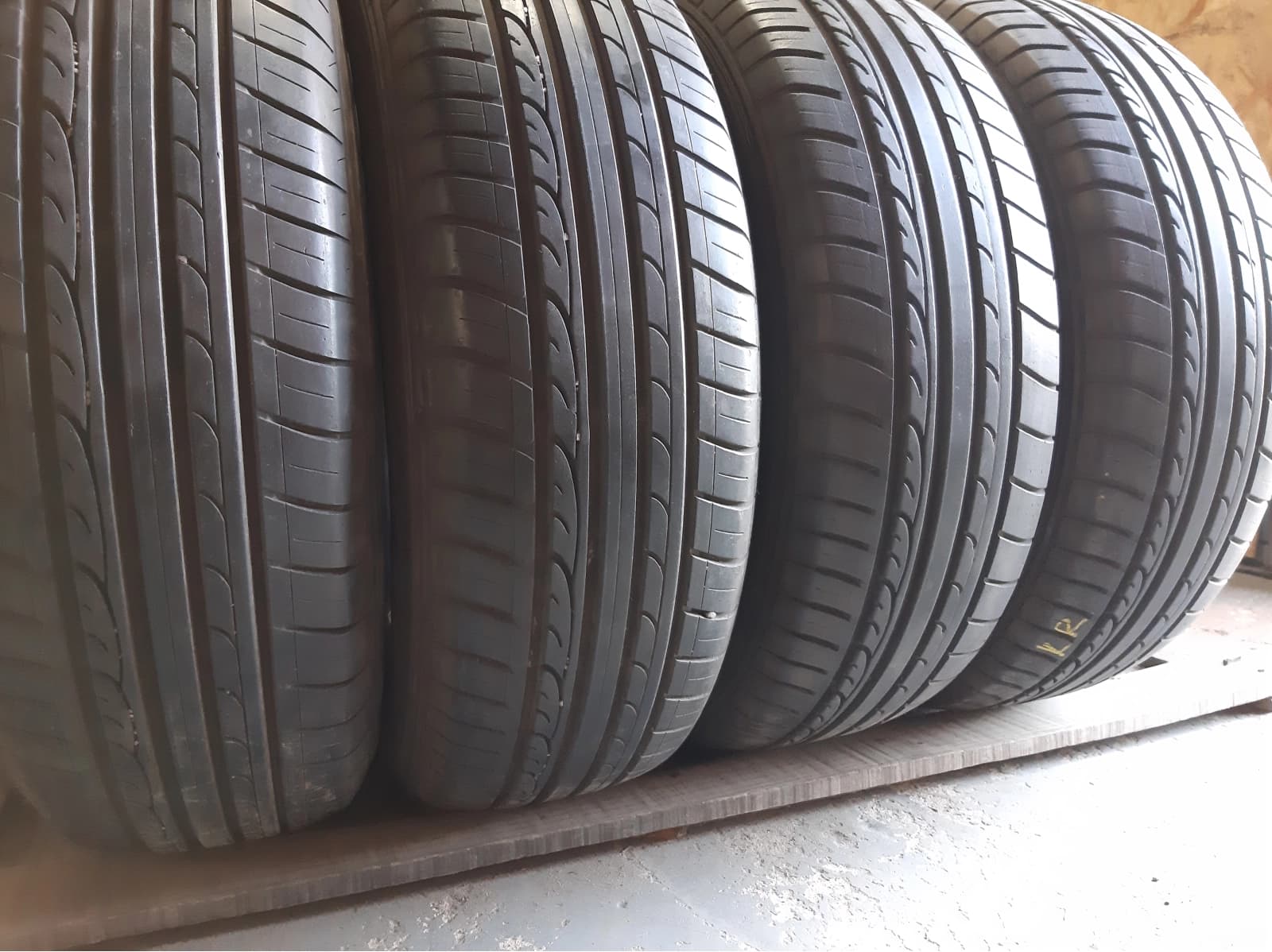 Придбати вживані шини Dunlop SP Sport Fastresponse 215/65 R 16 Вживані шини з Європи Dunlop SP Sport Fastresponse 215/65 R 16
