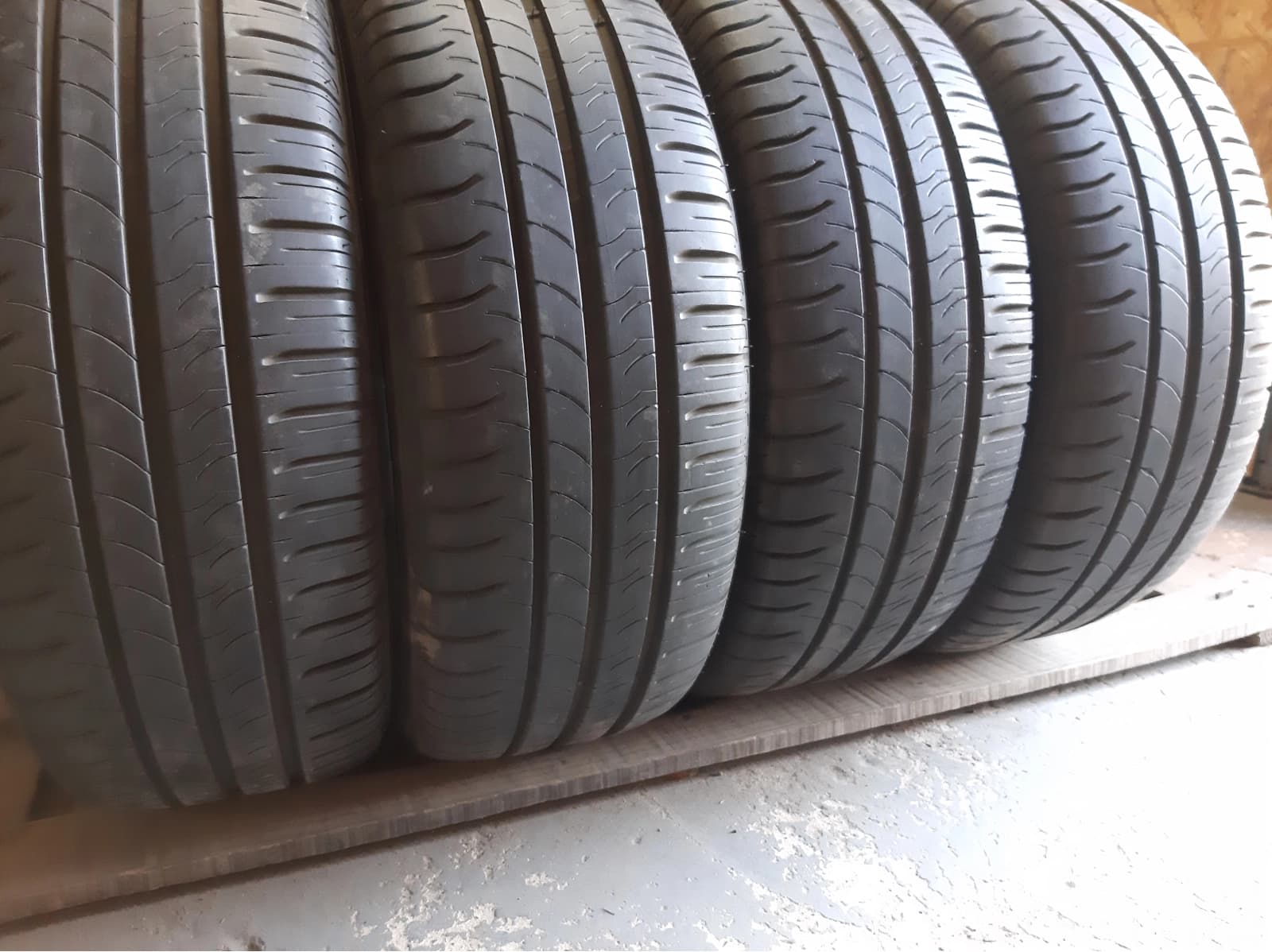 Придбати вживані шини Michelin Energy Saver . 215/55 R 16 Вживані шини з Європи Michelin Energy Saver . 215/55 R 16