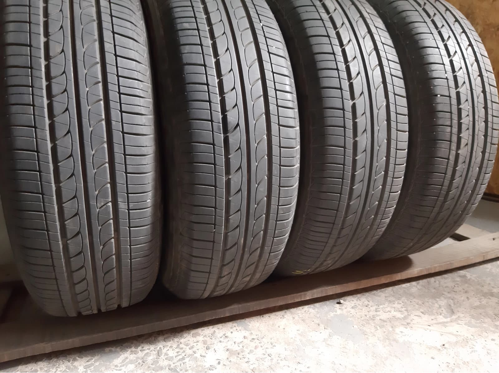 Придбати вживані шини Bridgestone B 250 195/65 R 15 Вживані шини з Європи Bridgestone B 250 195/65 R 15