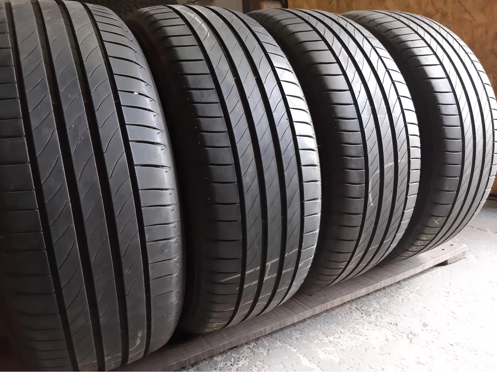 Придбати вживані шини Michelin Primacy 3 ST . 215/55 R 17 Вживані шини з Європи Michelin Primacy 3 ST . 215/55 R 17