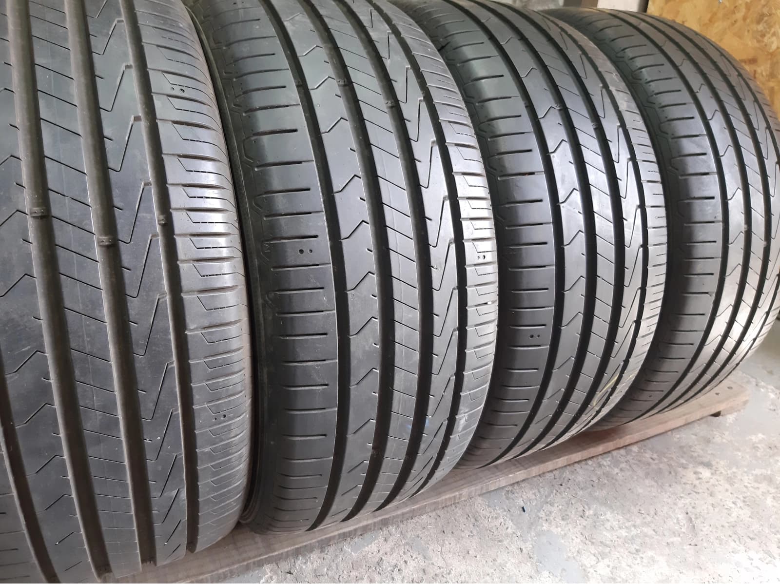 Придбати вживані шини Hankook Ventus Prime 3 . 235/45 R 18 Вживані шини з Європи Hankook Ventus Prime 3 . 235/45 R 18