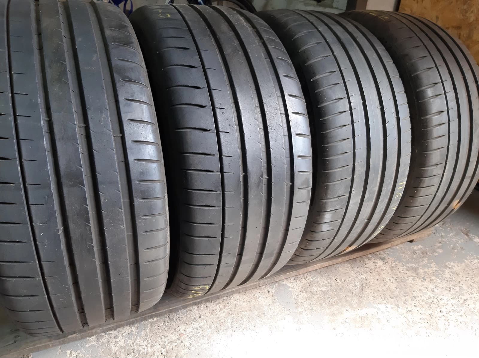 Придбати вживані шини Michelin Pilot Sport 4 . 255/40 R 19 Вживані шини з Європи Michelin Pilot Sport 4 . 255/40 R 19