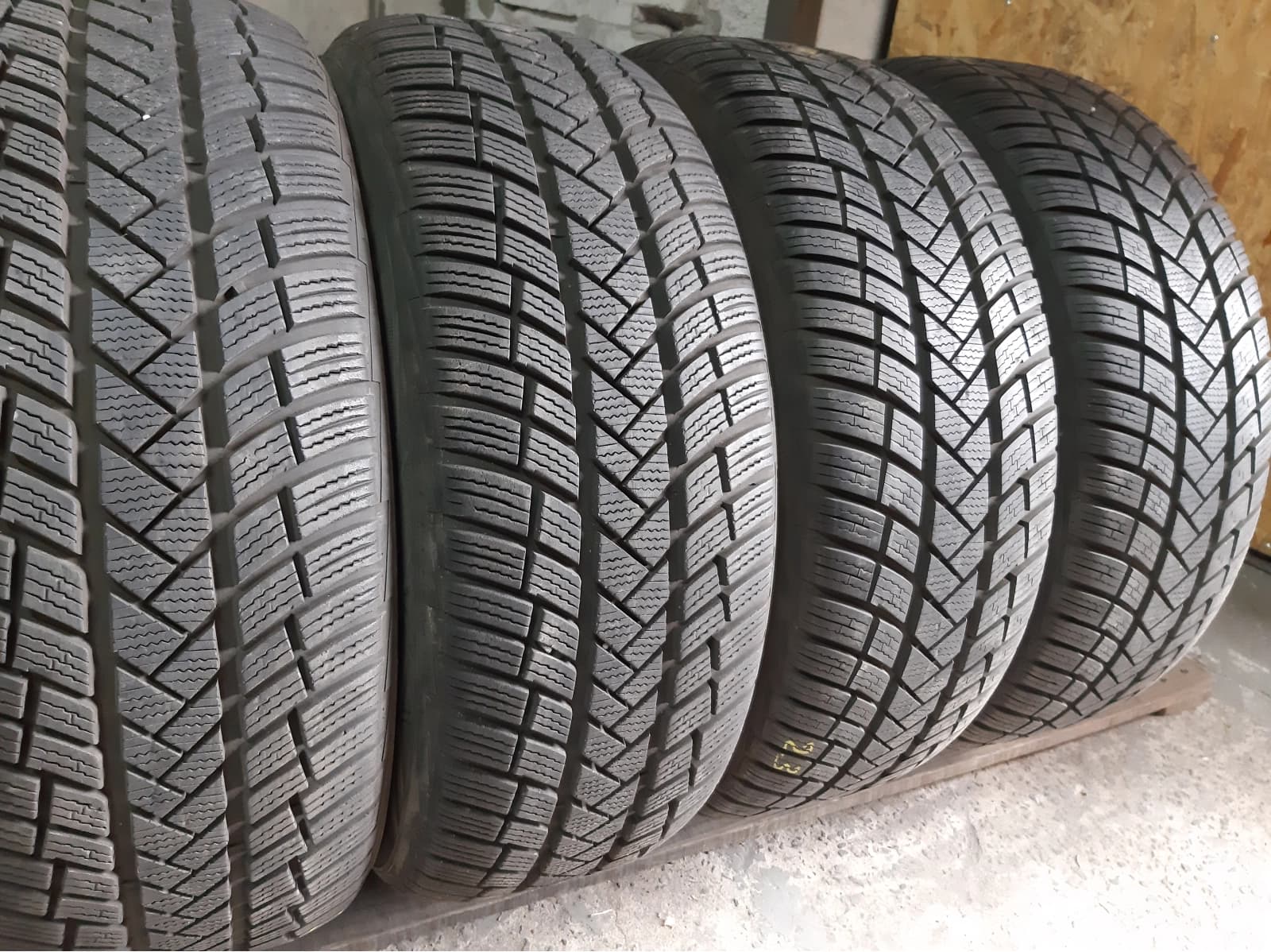 Придбати вживані шини Vredestein Quatrac Pro 225/55 R 17 Вживані шини з Європи Vredestein Quatrac Pro 225/55 R 17