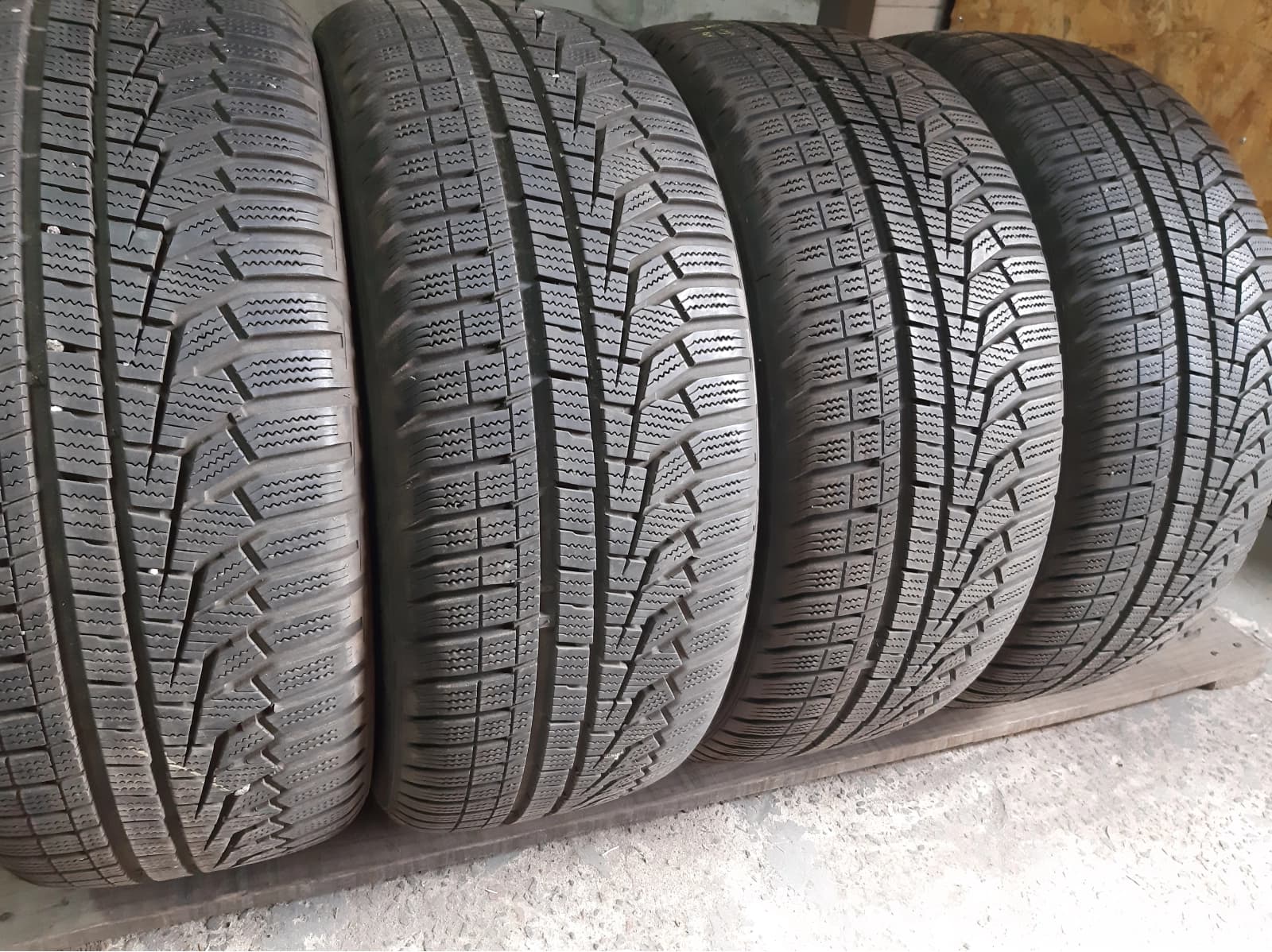 Придбати вживані шини Hankook Winter I*Cept evo 2 . 215/50 R 17 Вживані шини з Європи Hankook Winter I*Cept evo 2 . 215/50 R 17