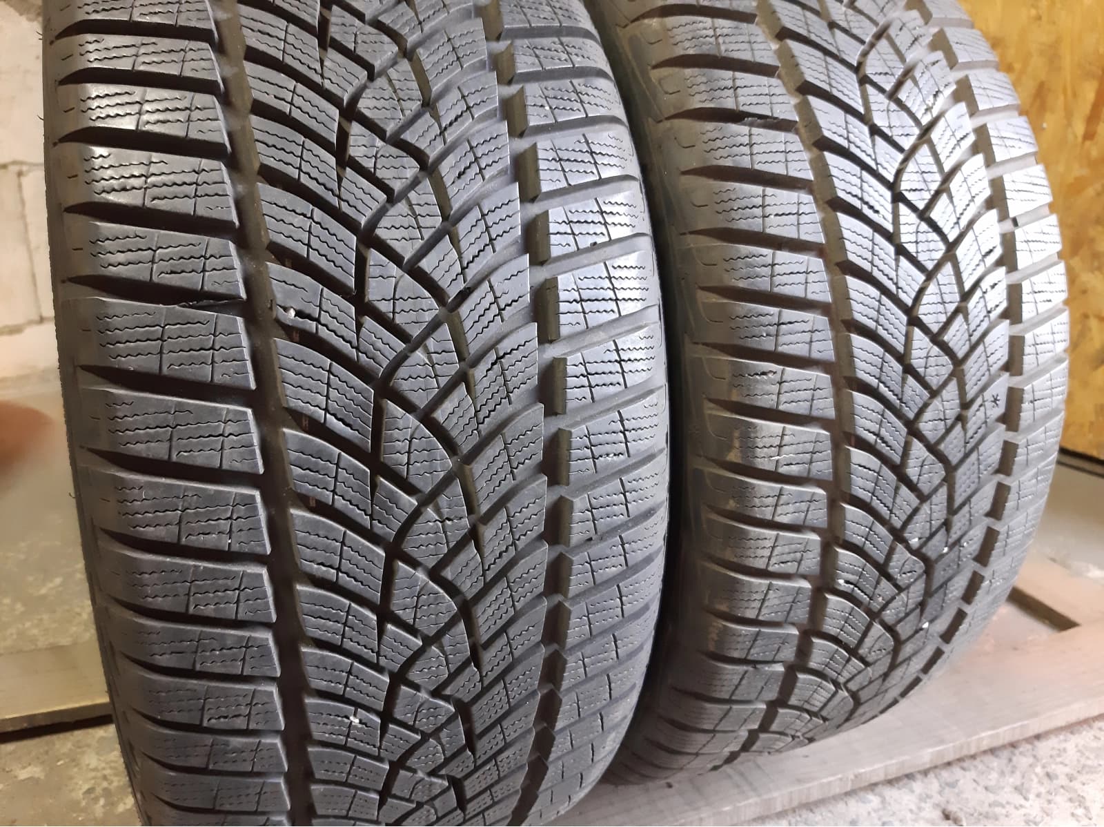 Придбати вживані шини GoodYear UltraGrip Performance . . 235/40 R 18 Вживані шини з Європи GoodYear UltraGrip Performance . . 235/40 R 18