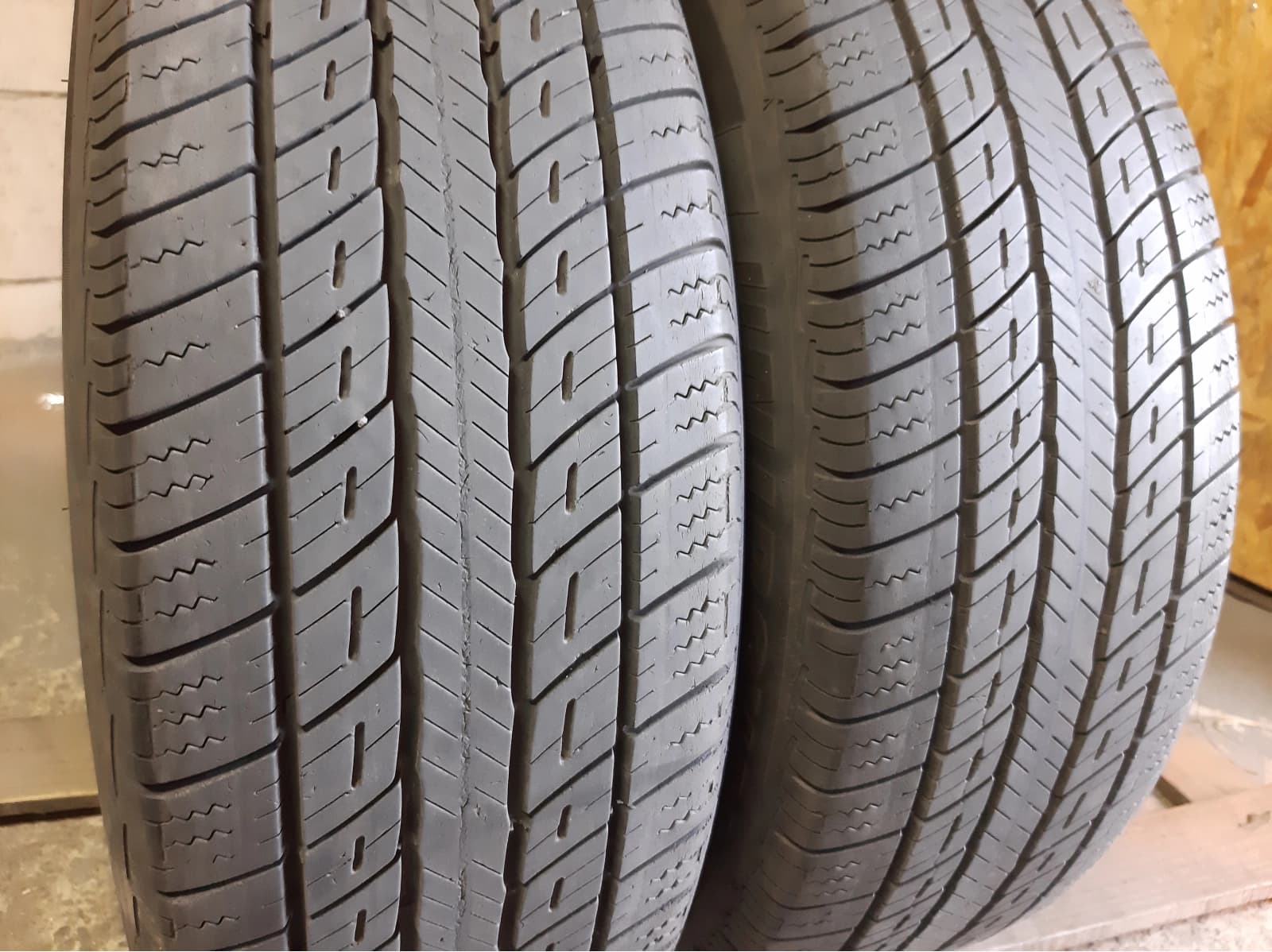 Придбати вживані шини Uniroyal Tiger Paw Touring A/S 215/60 R 17 Вживані шини з Європи Uniroyal Tiger Paw Touring A/S 215/60 R 17