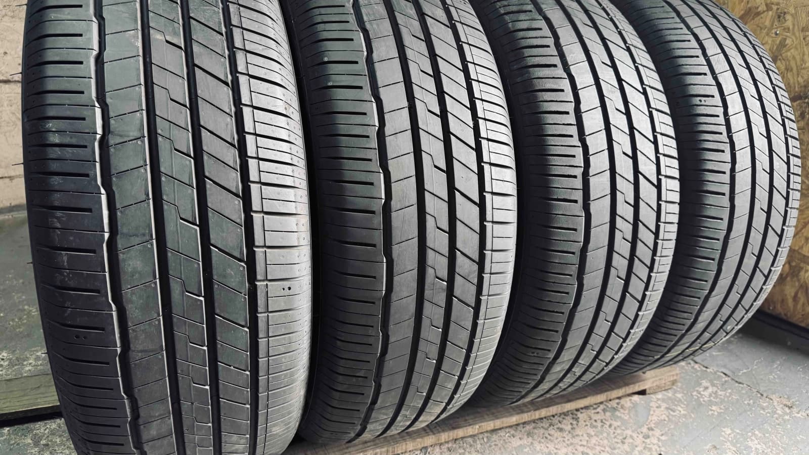 Придбати вживані шини Hankook Ventus S1 Evo3 Suv . . 235/55 R 19 Вживані шини з Європи Hankook Ventus S1 Evo3 Suv . . 235/55 R 19