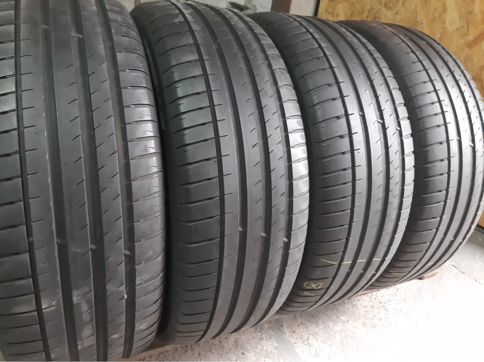 Придбати вживані шини Michelin Pilot Sport 4 Suv 235/60 R 18 Вживані шини з Європи Michelin Pilot Sport 4 Suv 235/60 R 18