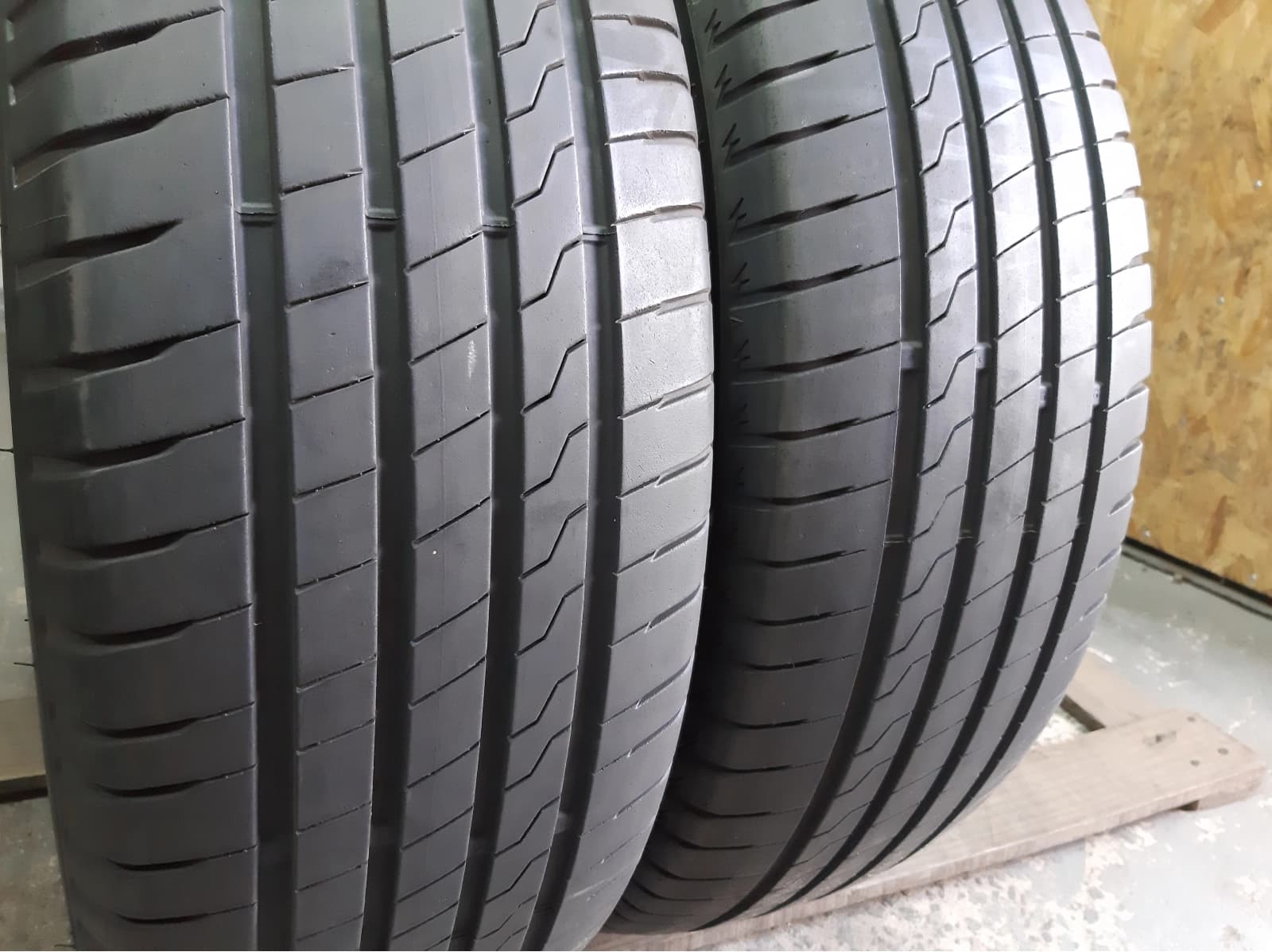 Придбати вживані шини Firestone Roadhawk 235/65 R 17 Вживані шини з Європи Firestone Roadhawk 235/65 R 17