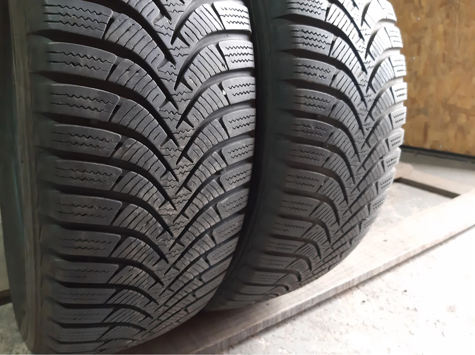 Придбати вживані шини Hankook Winter I Cept RS 2 . 185/60 R 15 Вживані шини з Європи Hankook Winter I Cept RS 2 . 185/60 R 15