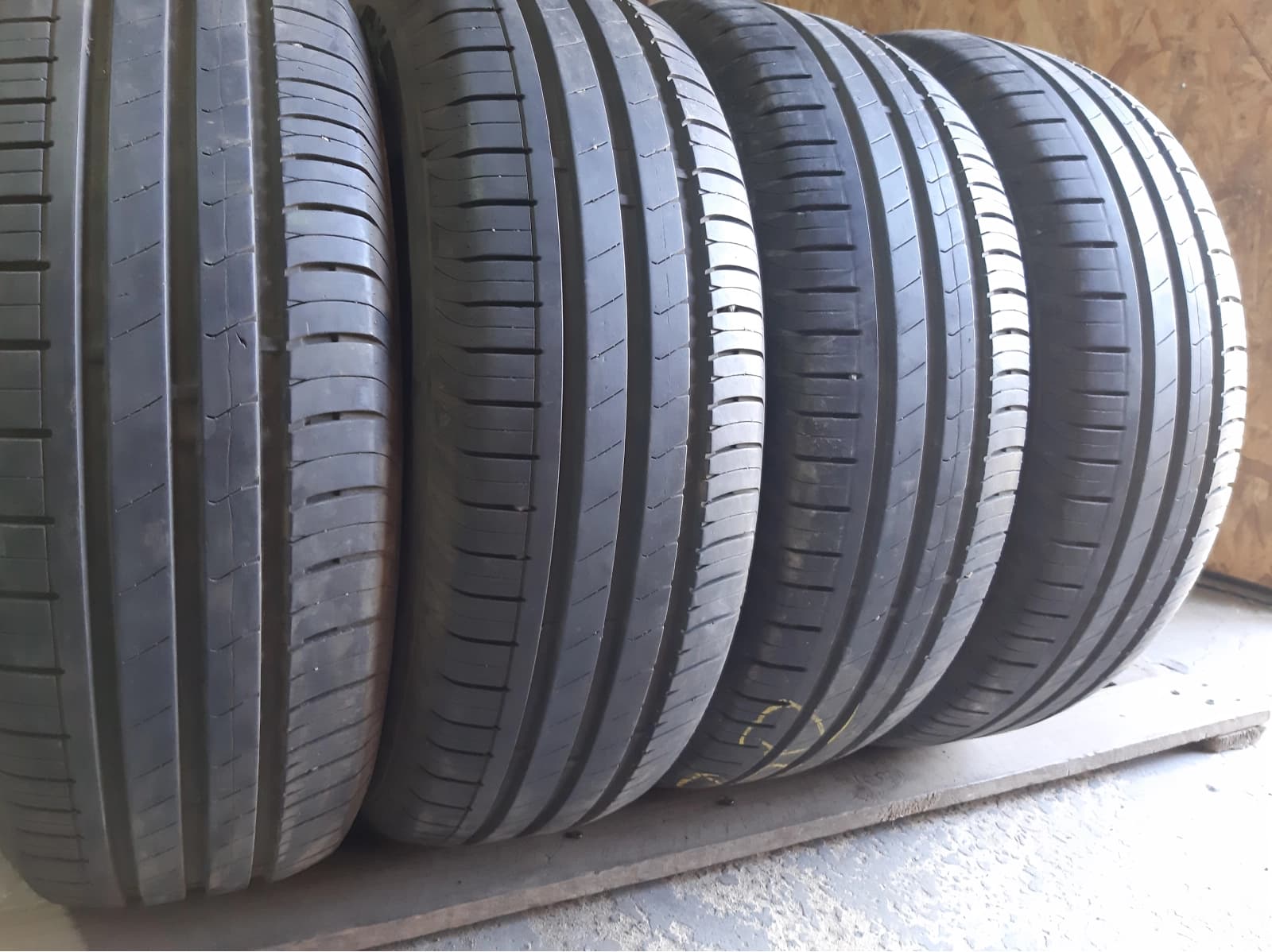 Придбати вживані шини Hankook Kinergy Eco . . / 195/65 R 15 Вживані шини з Європи Hankook Kinergy Eco . . / 195/65 R 15