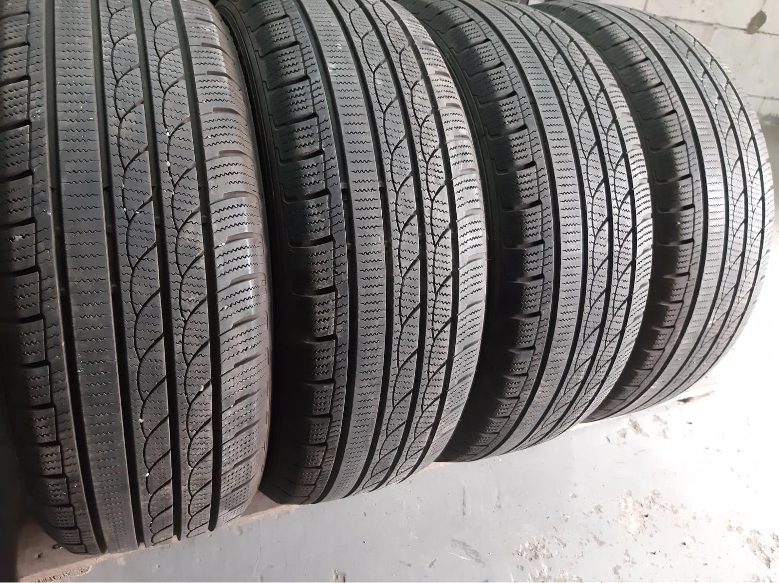 Придбати вживані шини Rotalla Ice-Plus S210 225/60 R 17 Вживані шини з Європи Rotalla Ice-Plus S210 225/60 R 17