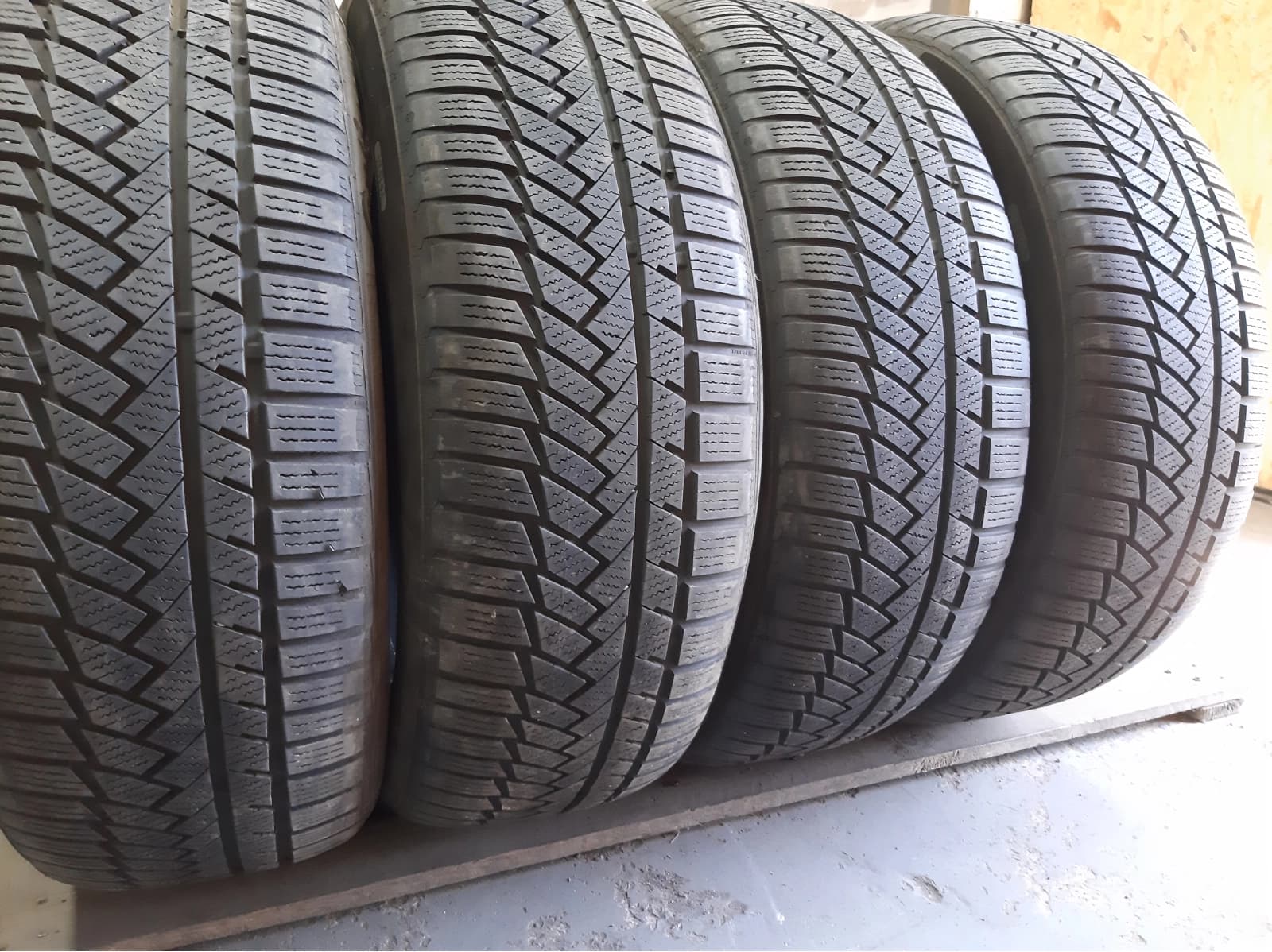 Придбати вживані шини Continental WinterContact TS850P . . 235/50 R 20 Вживані шини з Європи Continental WinterContact TS850P . . 235/50 R 20