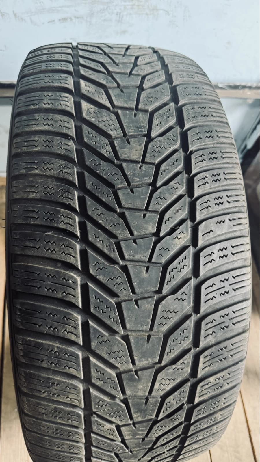 Придбати вживані шини Hankook Winter I Cept Evo 3 . 235/45 R 18 Вживані шини з Європи Hankook Winter I Cept Evo 3 . 235/45 R 18