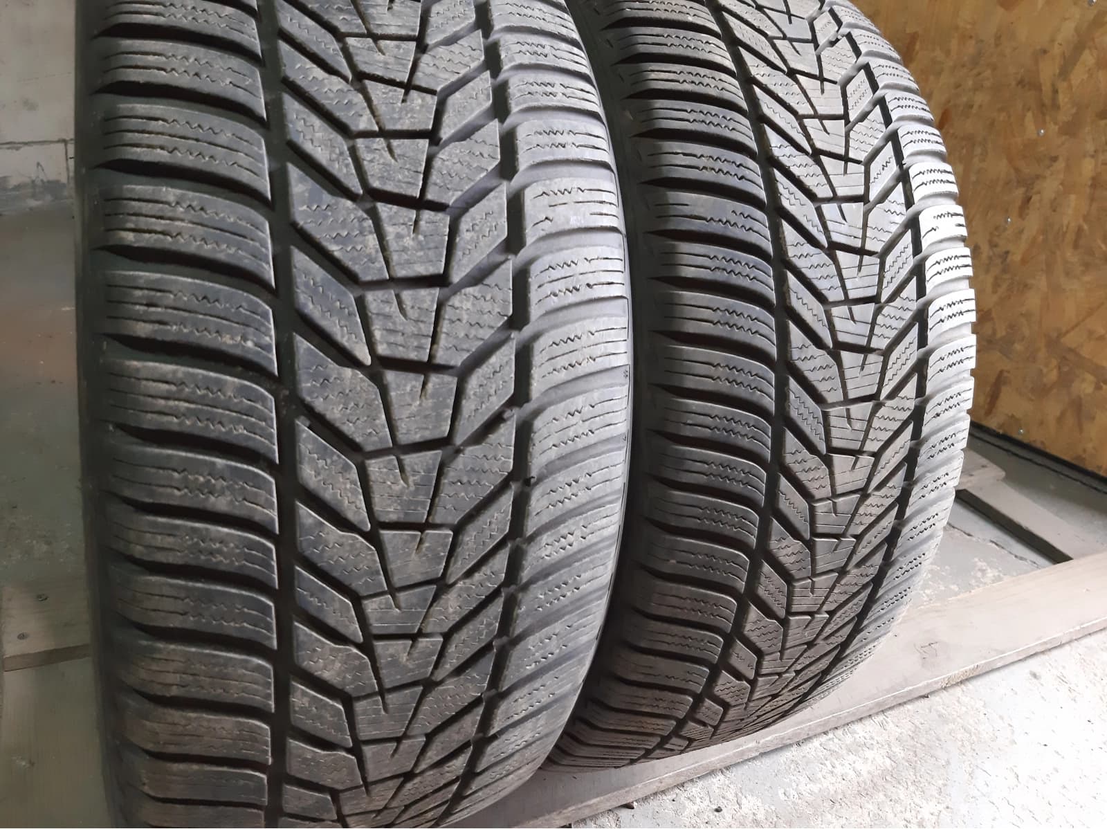 Придбати вживані шини Hankook Winter I Cept Evo 3 . 225/40 R 18 Вживані шини з Європи Hankook Winter I Cept Evo 3 . 225/40 R 18