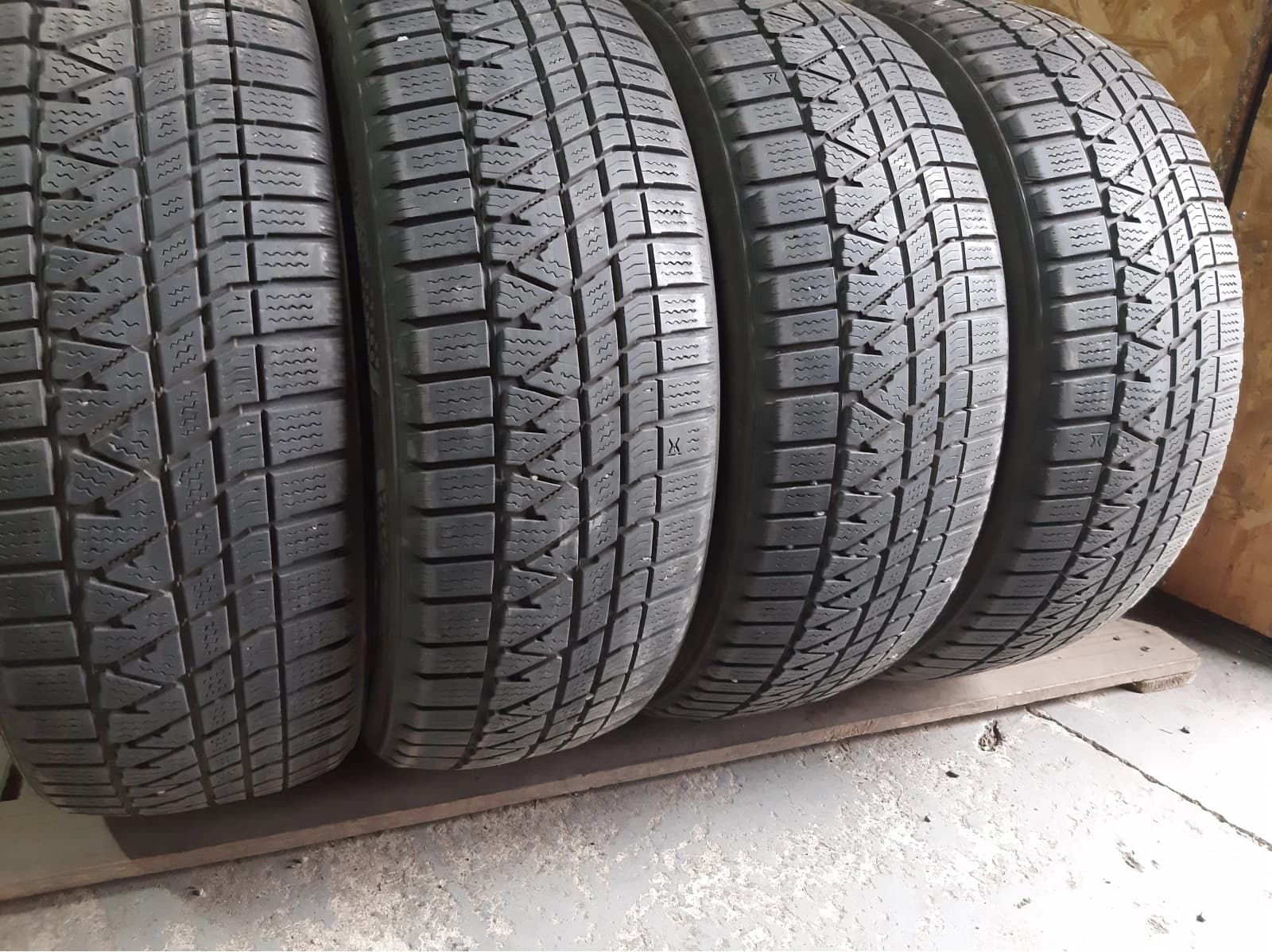 Придбати вживані шини Kumho Winter Craft WS 71 215/55 R 18 Вживані шини з Європи Kumho Winter Craft WS 71 215/55 R 18