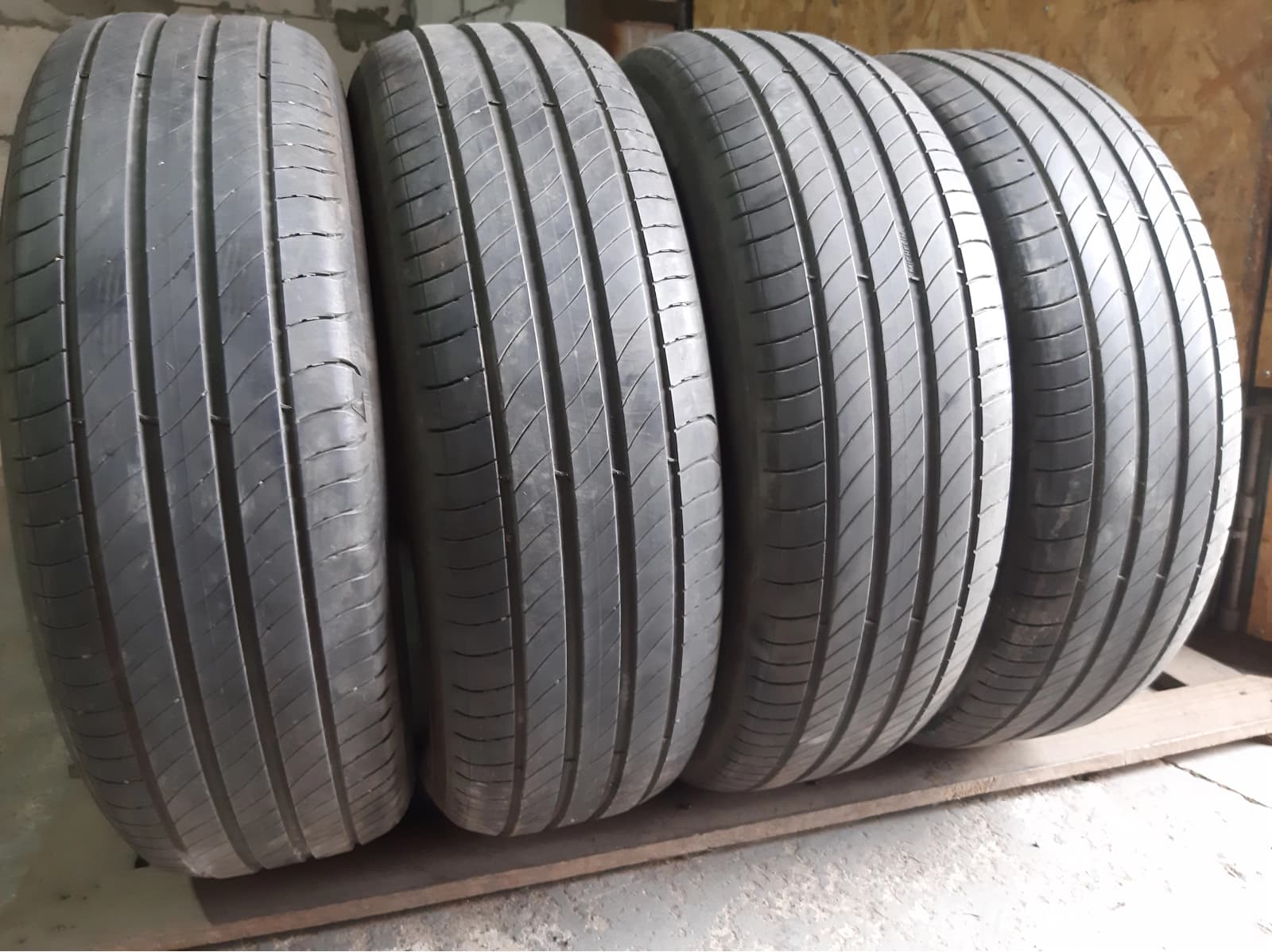 Придбати вживані шини Michelin Primacy 4 . 215/65 R 17 Вживані шини з Європи Michelin Primacy 4 . 215/65 R 17