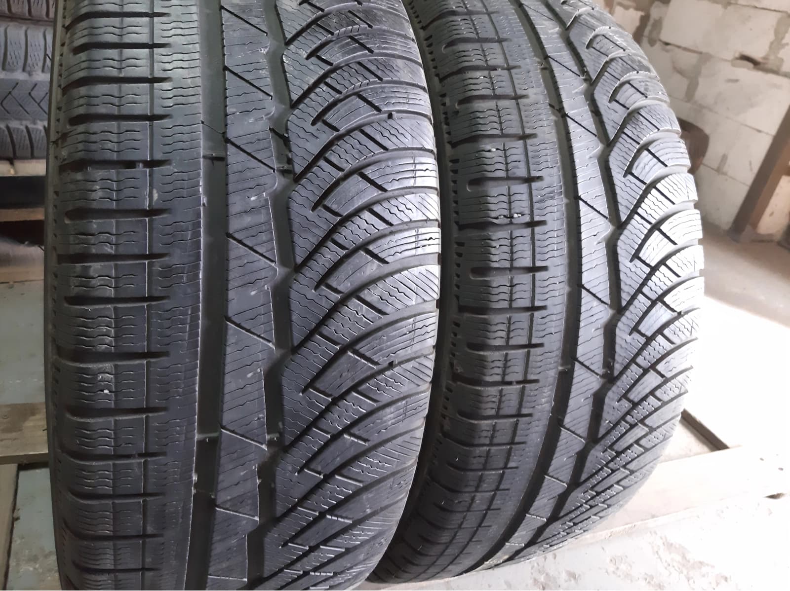 Придбати вживані шини Michelin Pilot Alpin PA4 . . 235/45 R 18 Вживані шини з Європи Michelin Pilot Alpin PA4 . . 235/45 R 18