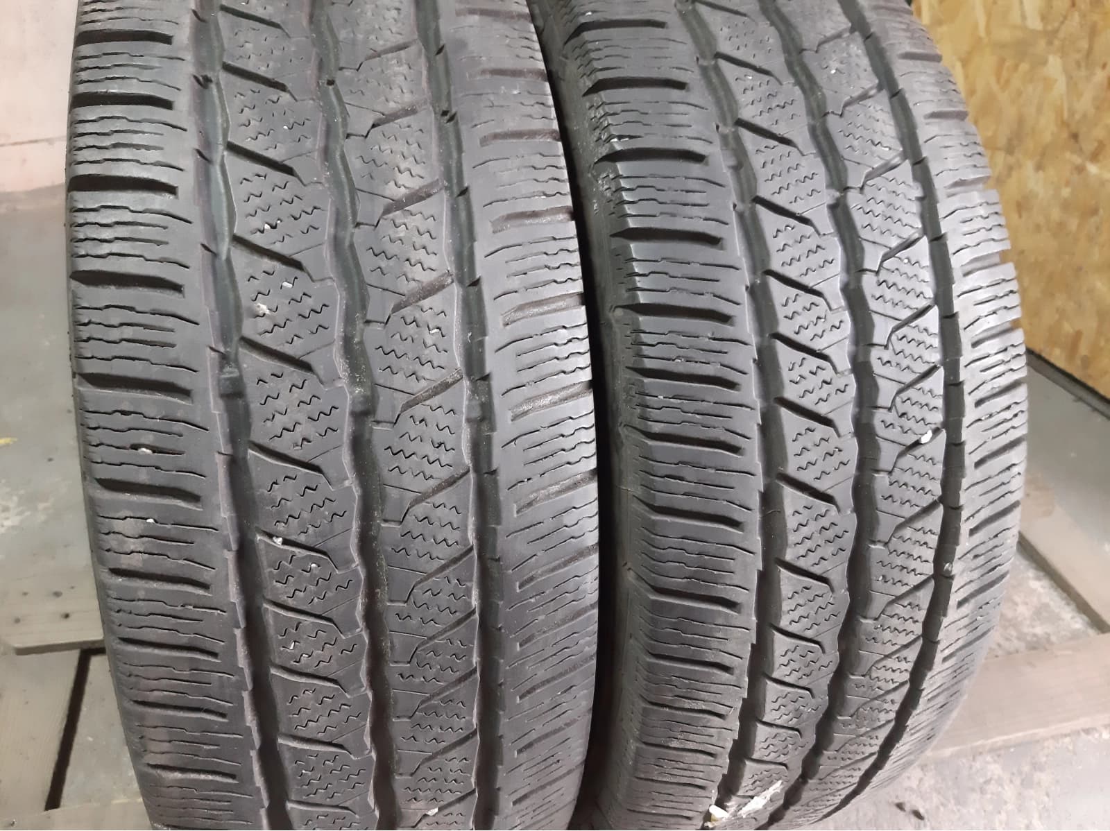 Придбати вживані шини Continental Van Contact Winter 235/65 R 16C Вживані шини з Європи Continental Van Contact Winter 235/65 R 16C