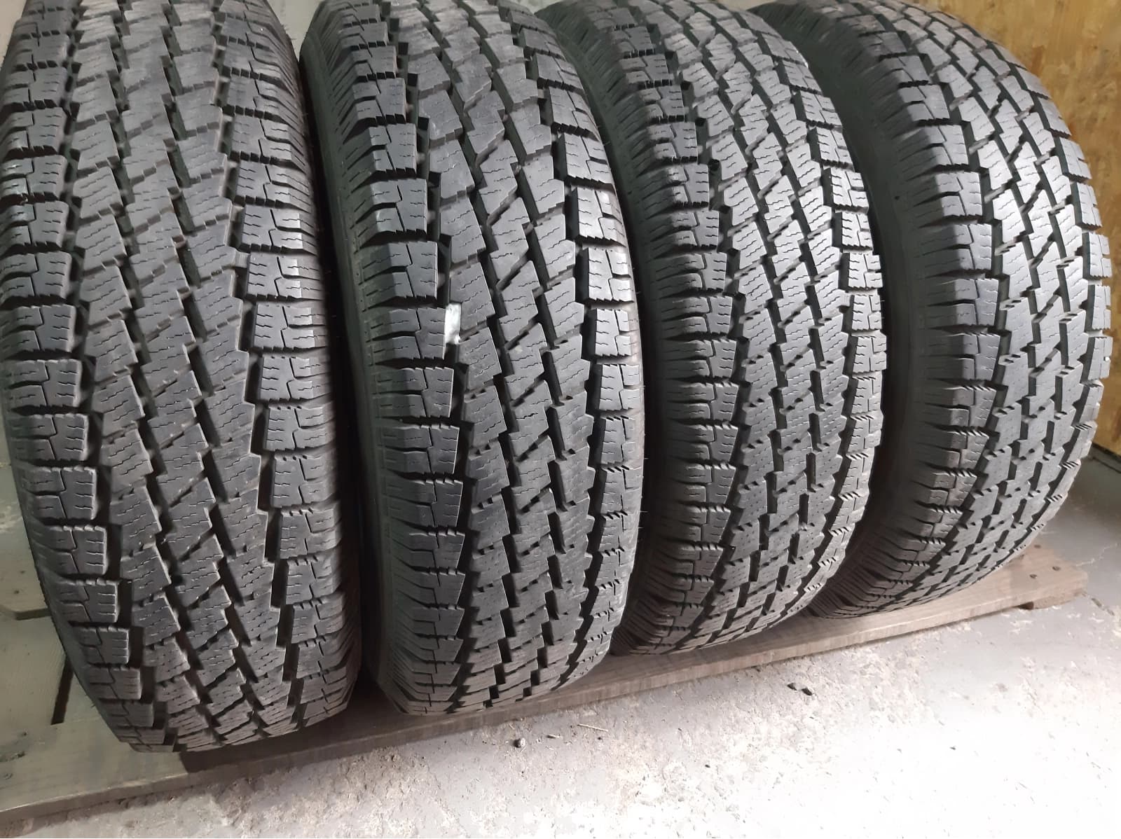 Придбати вживані шини Maxxis Winter Maxx LT 215/70 R 15C Вживані шини з Європи Maxxis Winter Maxx LT 215/70 R 15C