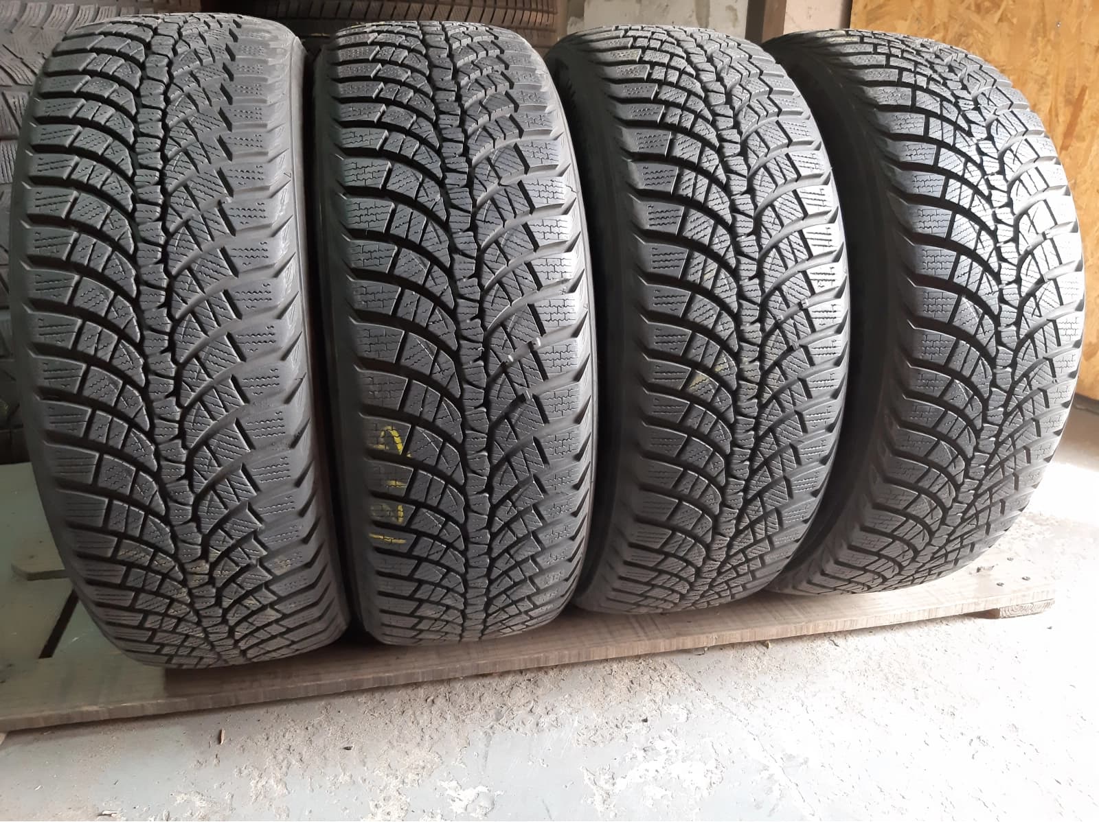 Придбати вживані шини Kumho Winter Craft WP71 215/55 R 17 Вживані шини з Європи Kumho Winter Craft WP71 215/55 R 17