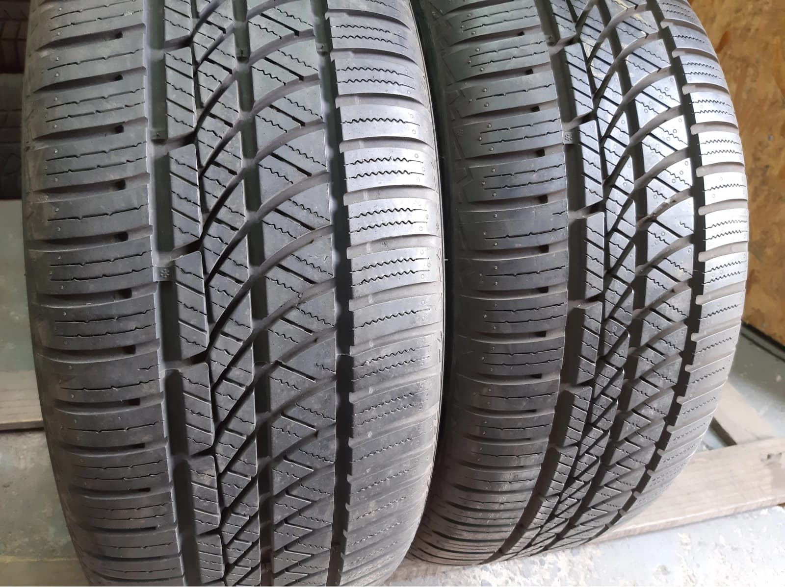 Придбати вживані шини Hankook Kinergy 4S 215/50 R 17 Вживані шини з Європи Hankook Kinergy 4S 215/50 R 17