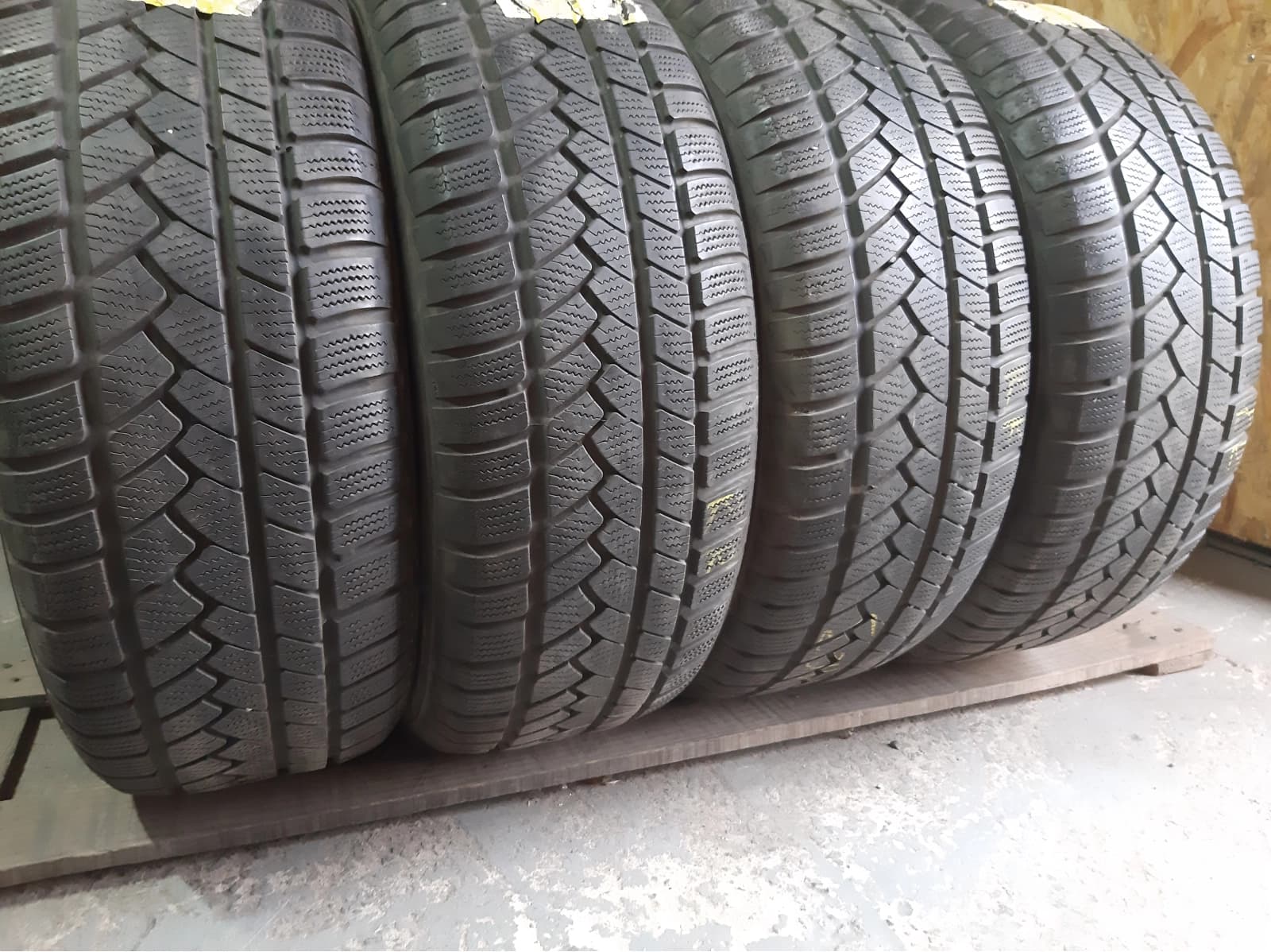 Придбати вживані шини Continental 4*4 WinterContact . 235/60 R 16 Вживані шини з Європи Continental 4*4 WinterContact . 235/60 R 16