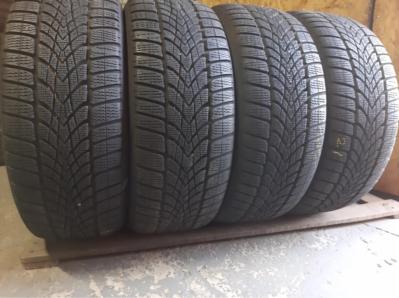 Придбати вживані шини Dunlop SP Winter Sport 4D 245/50 R 18 Вживані шини з Європи Dunlop SP Winter Sport 4D 245/50 R 18