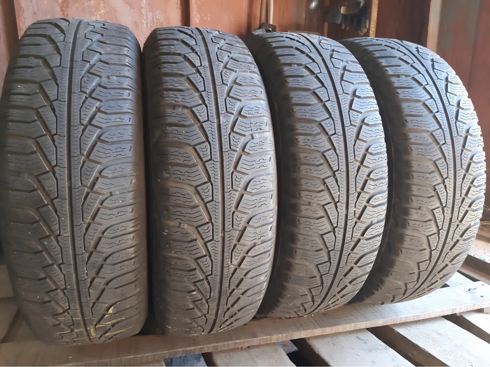 Придбати вживані шини Uniroyal MS Plus 77 205/70 R 15 Вживані шини з Європи Uniroyal MS Plus 77 205/70 R 15