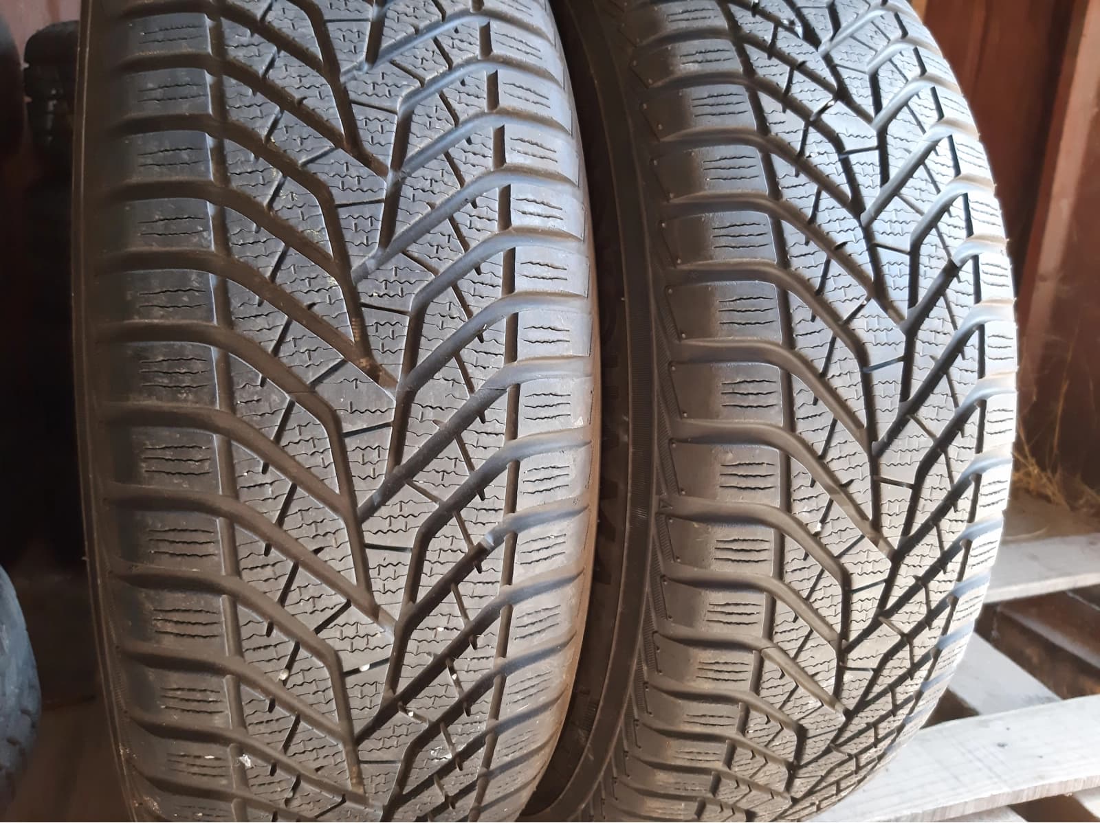 Придбати вживані шини Yokohama Blu Earth Winter V905 215/60 R 17 Вживані шини з Європи Yokohama Blu Earth Winter V905 215/60 R 17