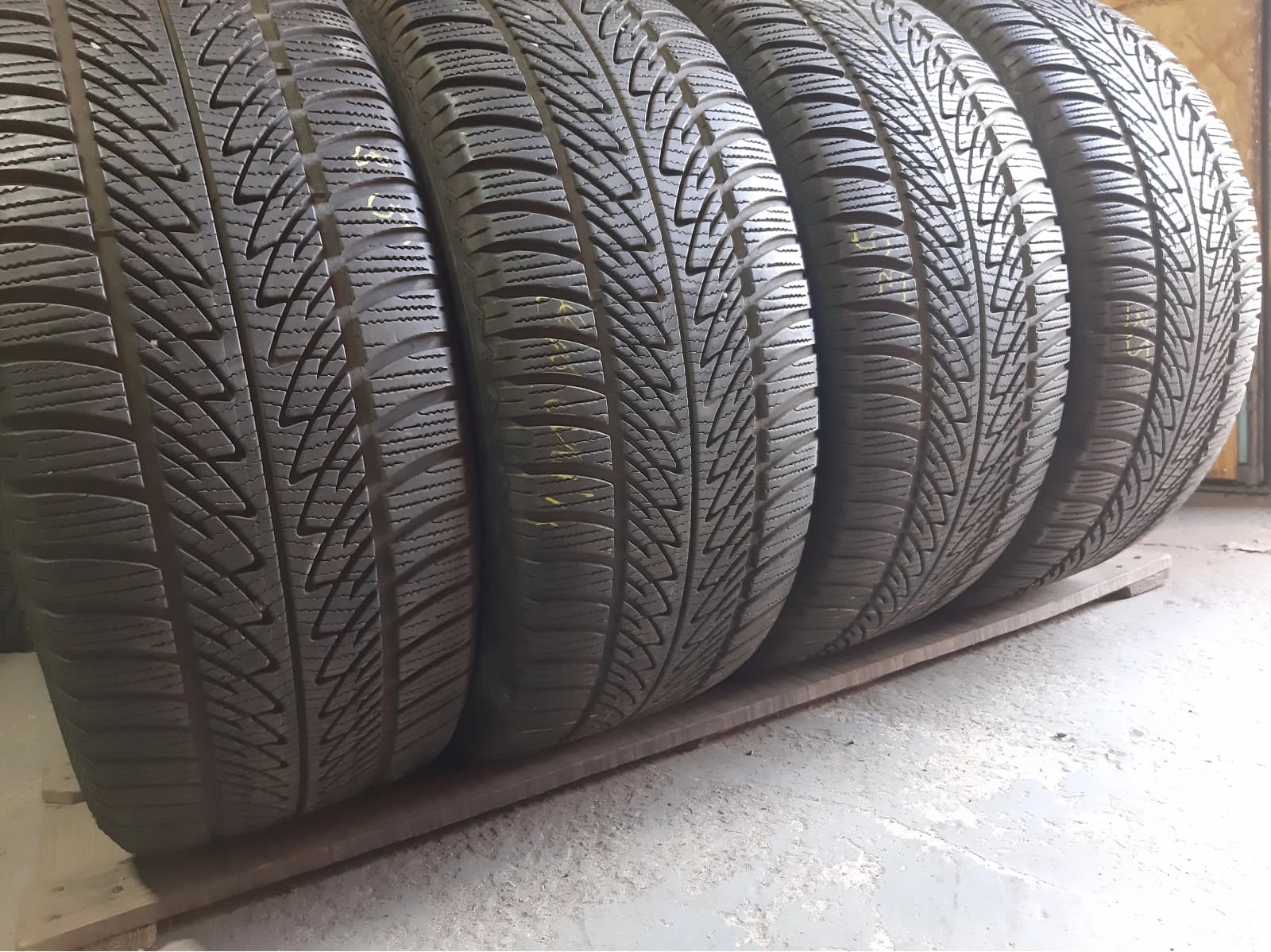 Придбати вживані шини Good Year Ultra Grip 8 Perfomance . 285/45 R 20 Вживані шини з Європи Good Year Ultra Grip 8 Perfomance . 285/45 R 20